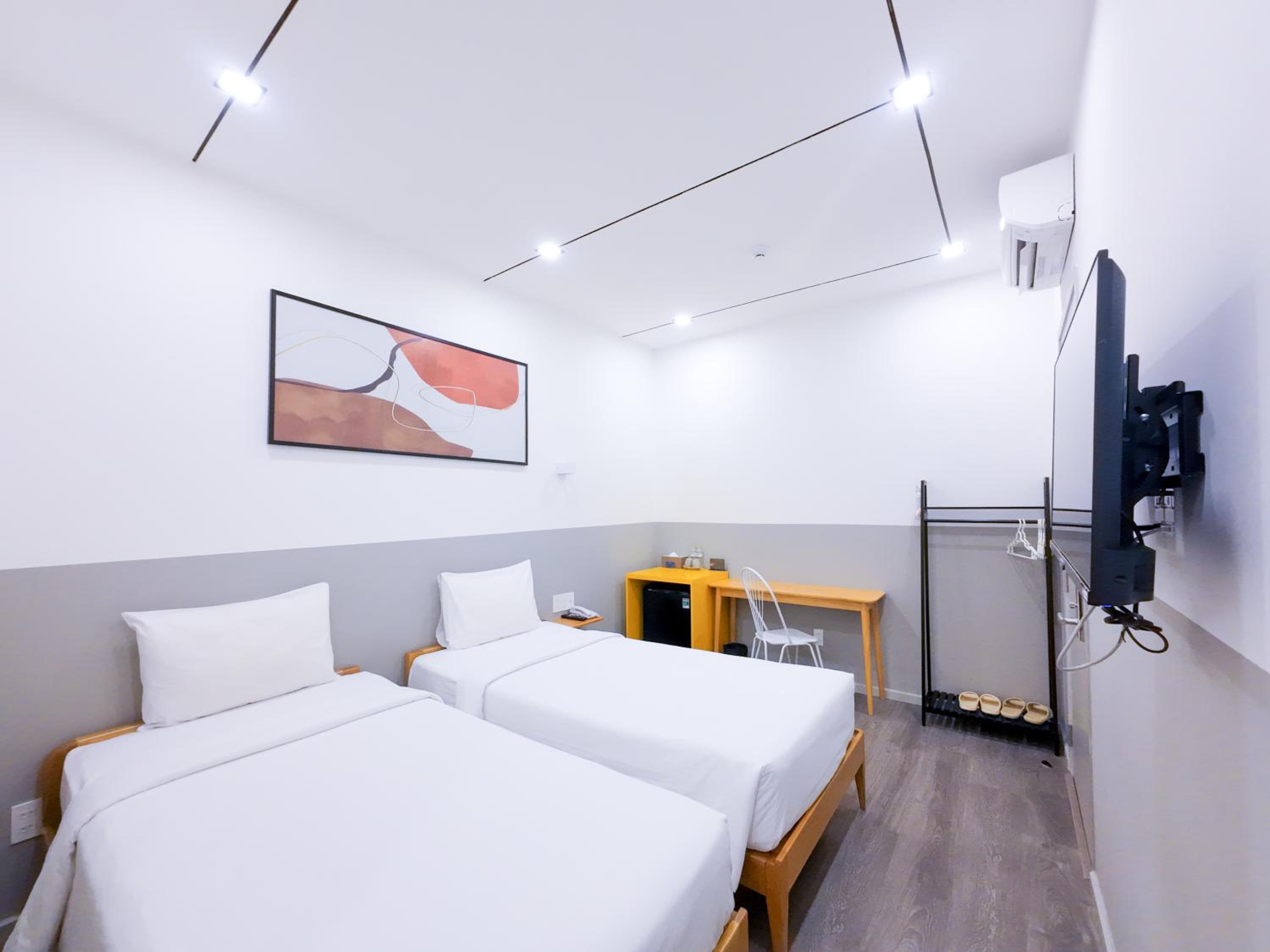 Economy Twin Room - Photo 2