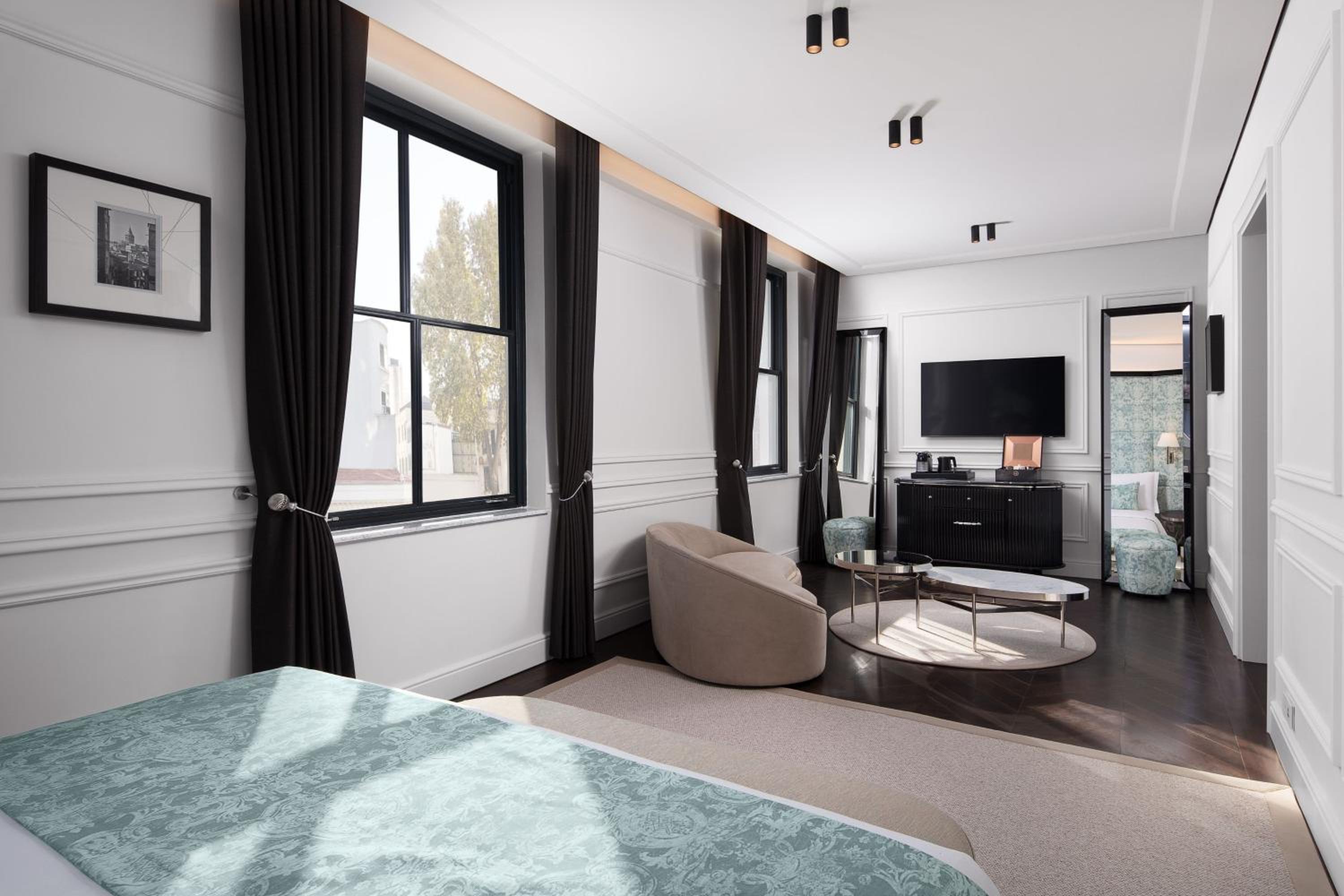 Grand Deluxe Room thumbnail 6