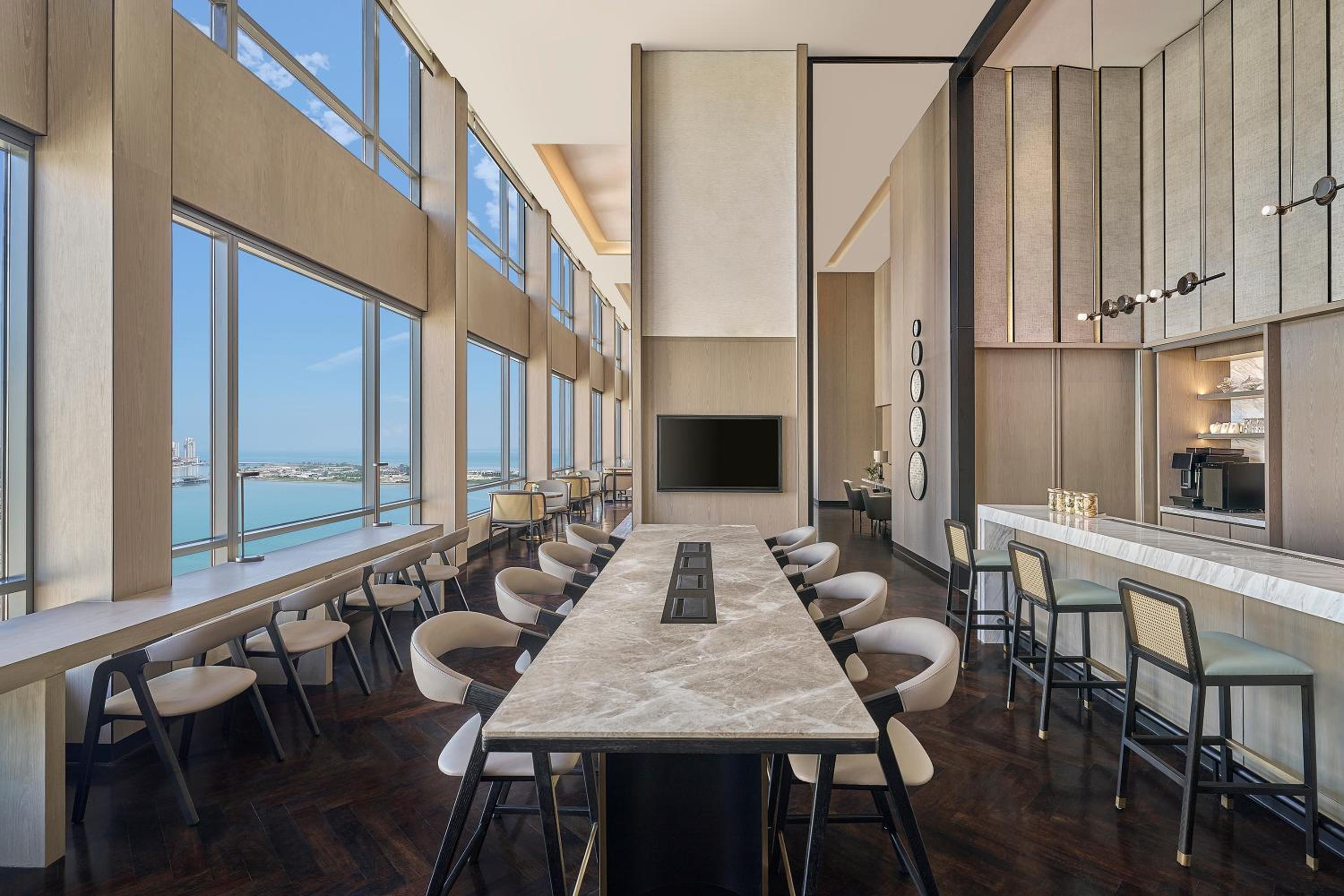 Club Level King Room with Sea View - Photo 4
