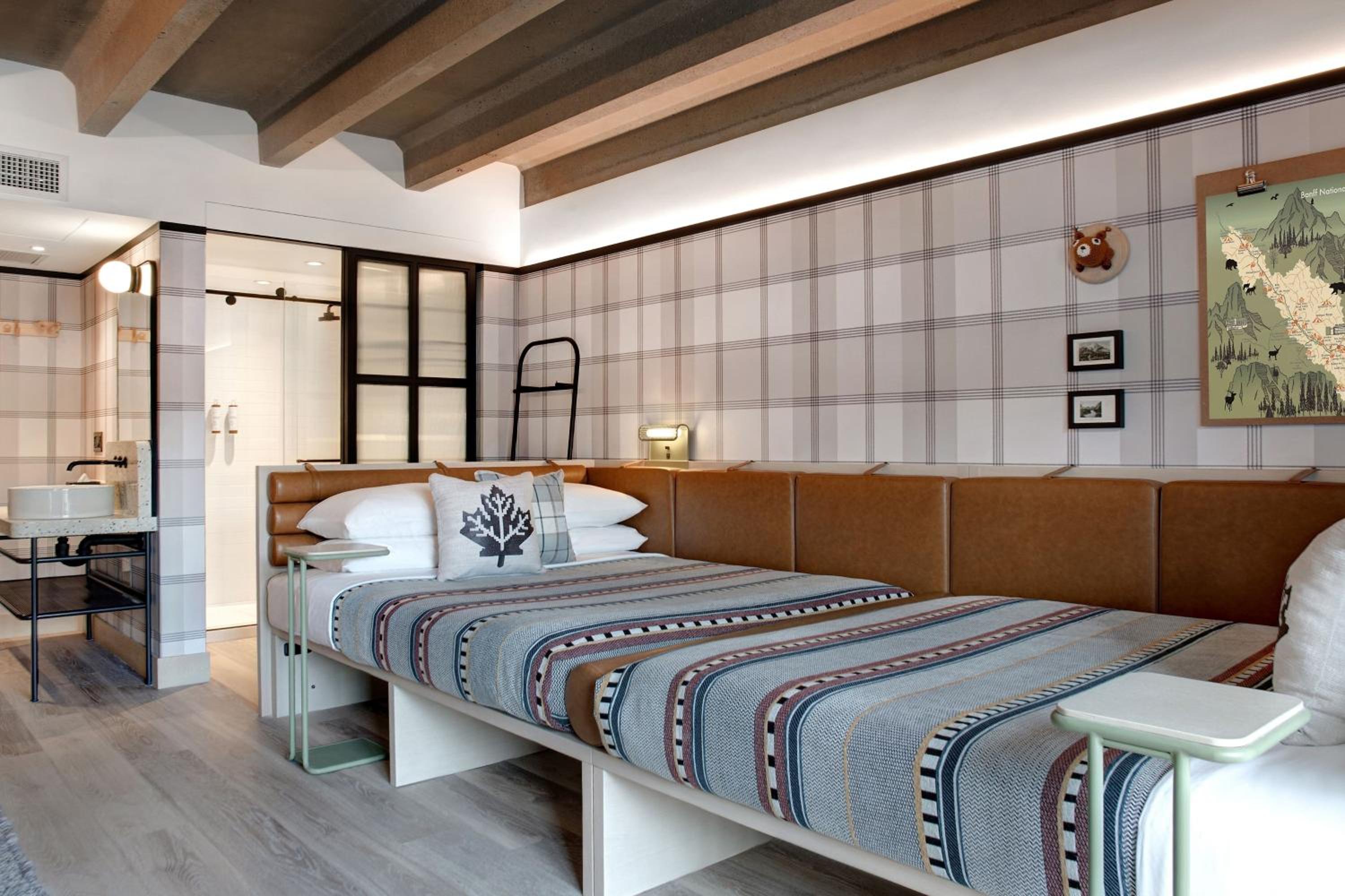 Queen Room with Two Queen Beds and Balcony photo 1