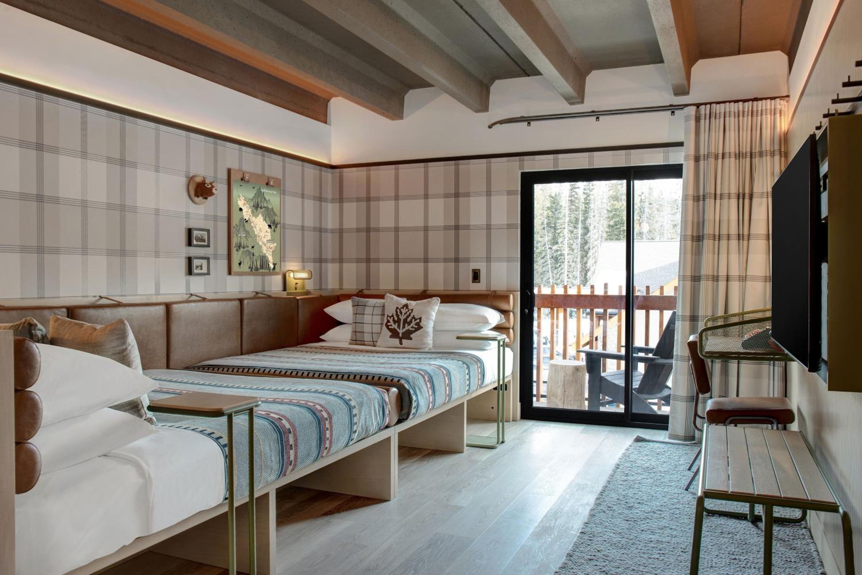 Queen Room with Two Queen Beds and Balcony photo 2