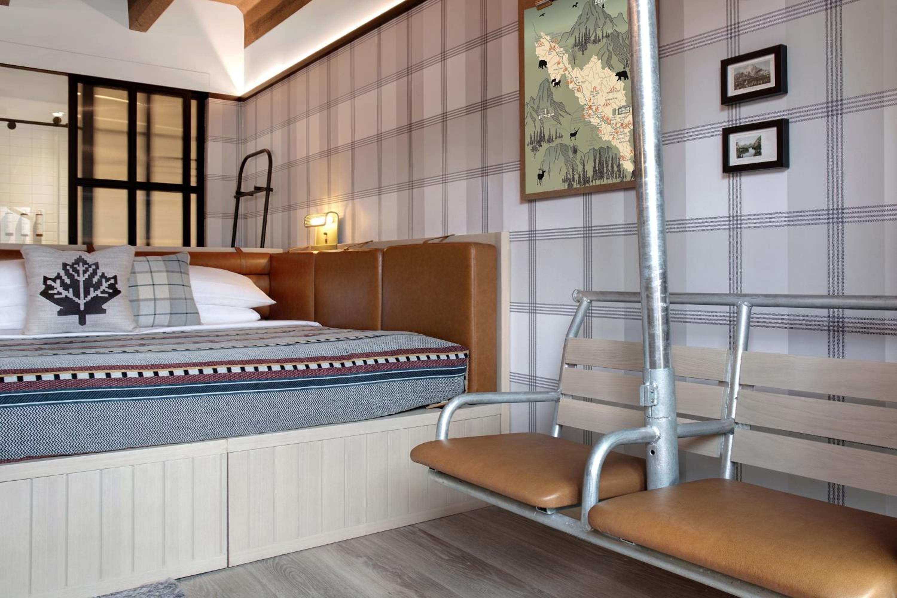 Queen Room with Two Queen Beds and Balcony photo 3