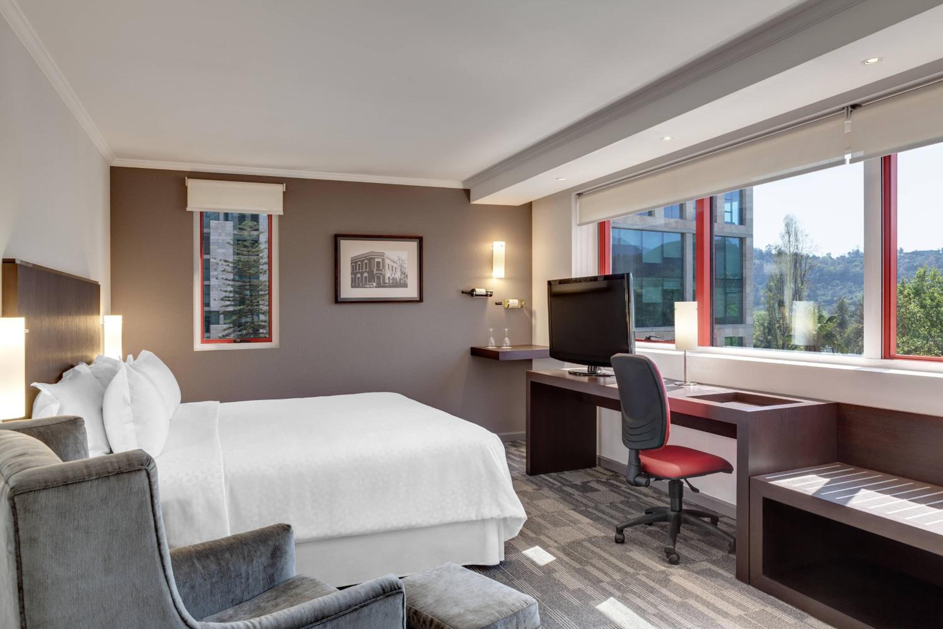 Deluxe, Guest room, King, City view - Photo 1