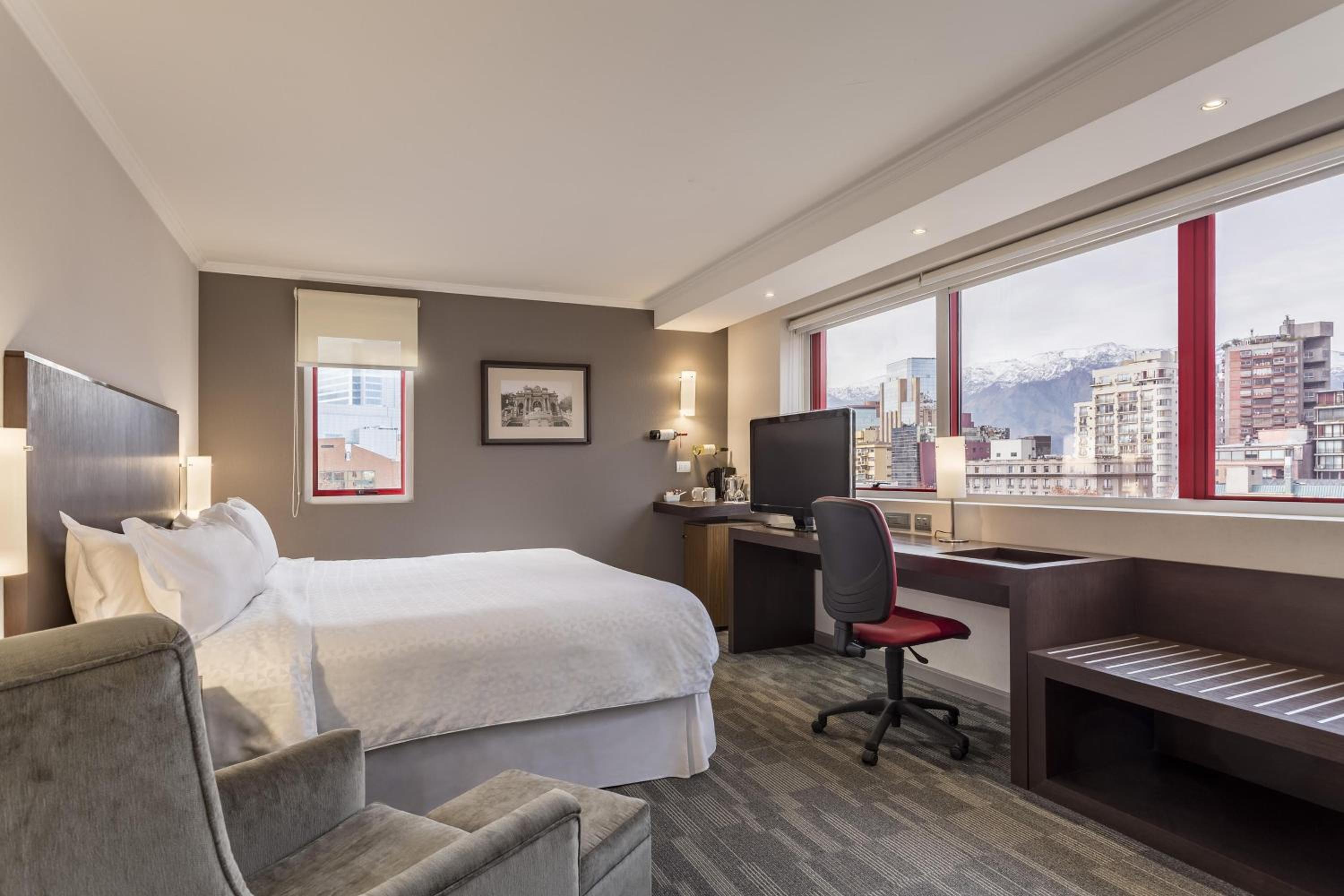 Deluxe, Guest room, King, City view - Photo 3