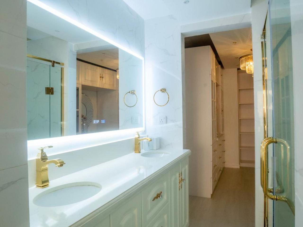 Deluxe One-Bedroom Apartment with Ocean View photo 2