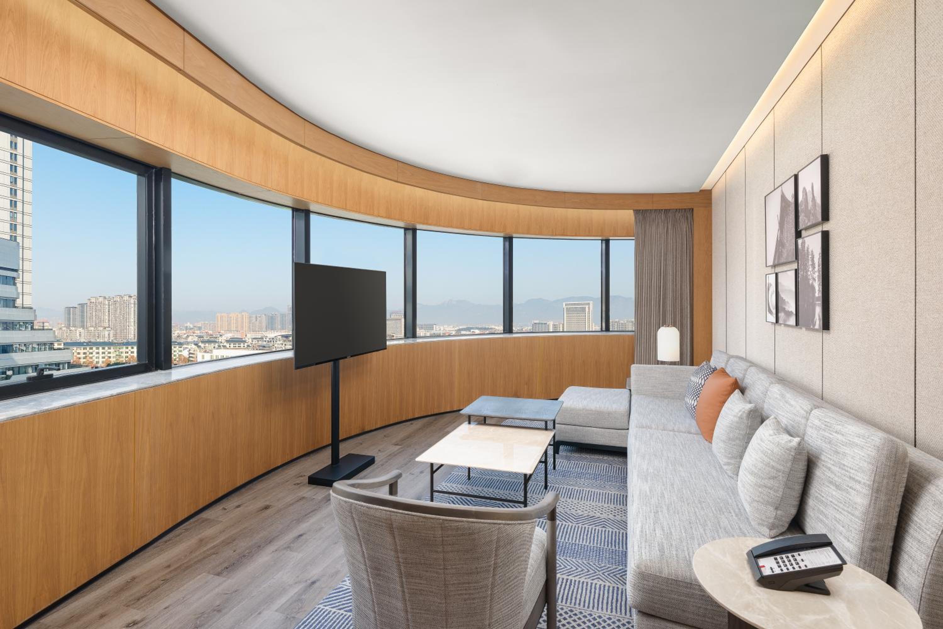 King Suite with Mountain View - Club Level