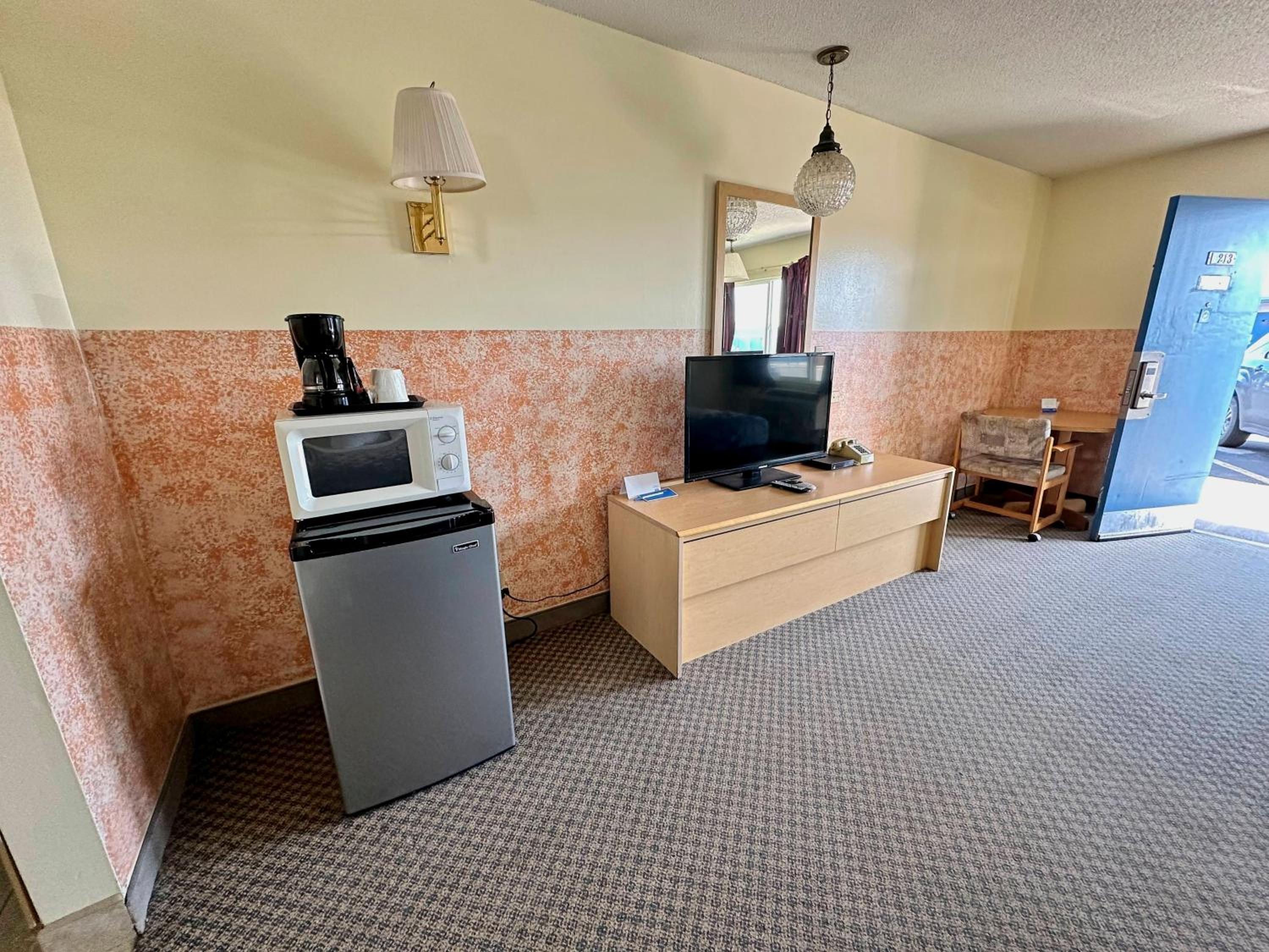 Queen Room - Non-Smoking photo 1