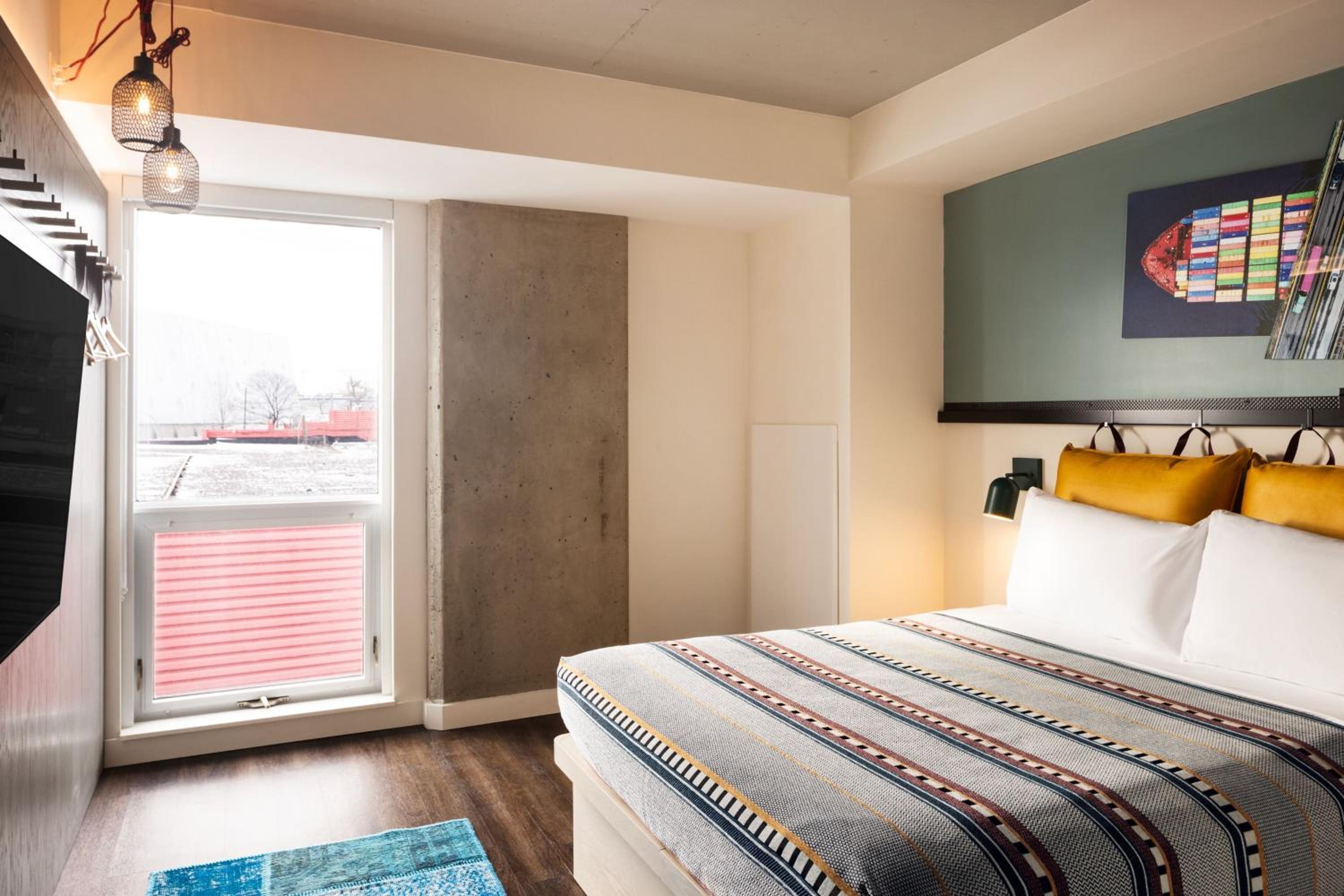 Queen Room with Roll-In Shower - Mobility Access/Hearing Accessible