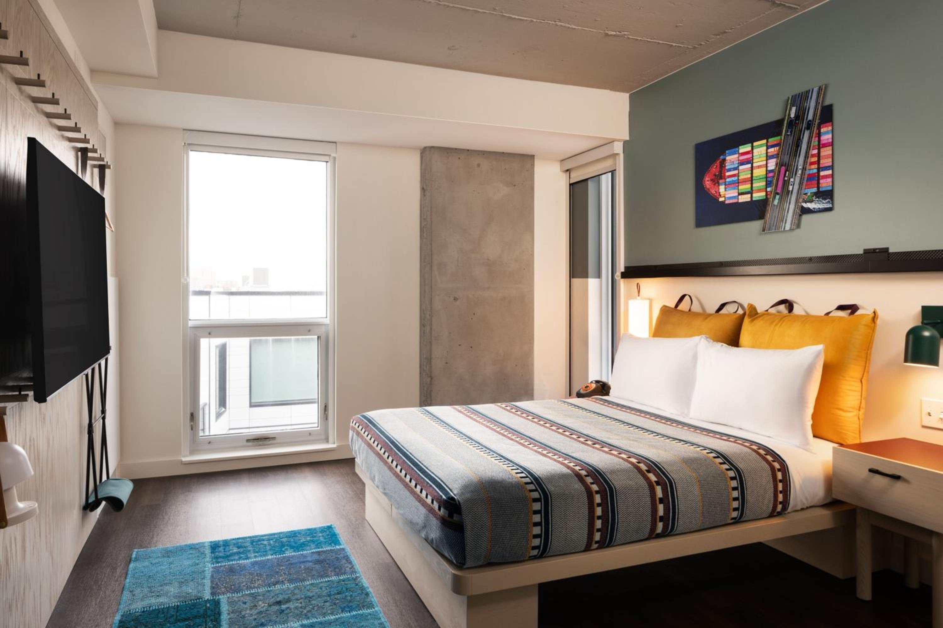 Queen Room with Roll-In Shower - Mobility Access/Hearing Accessible photo 2