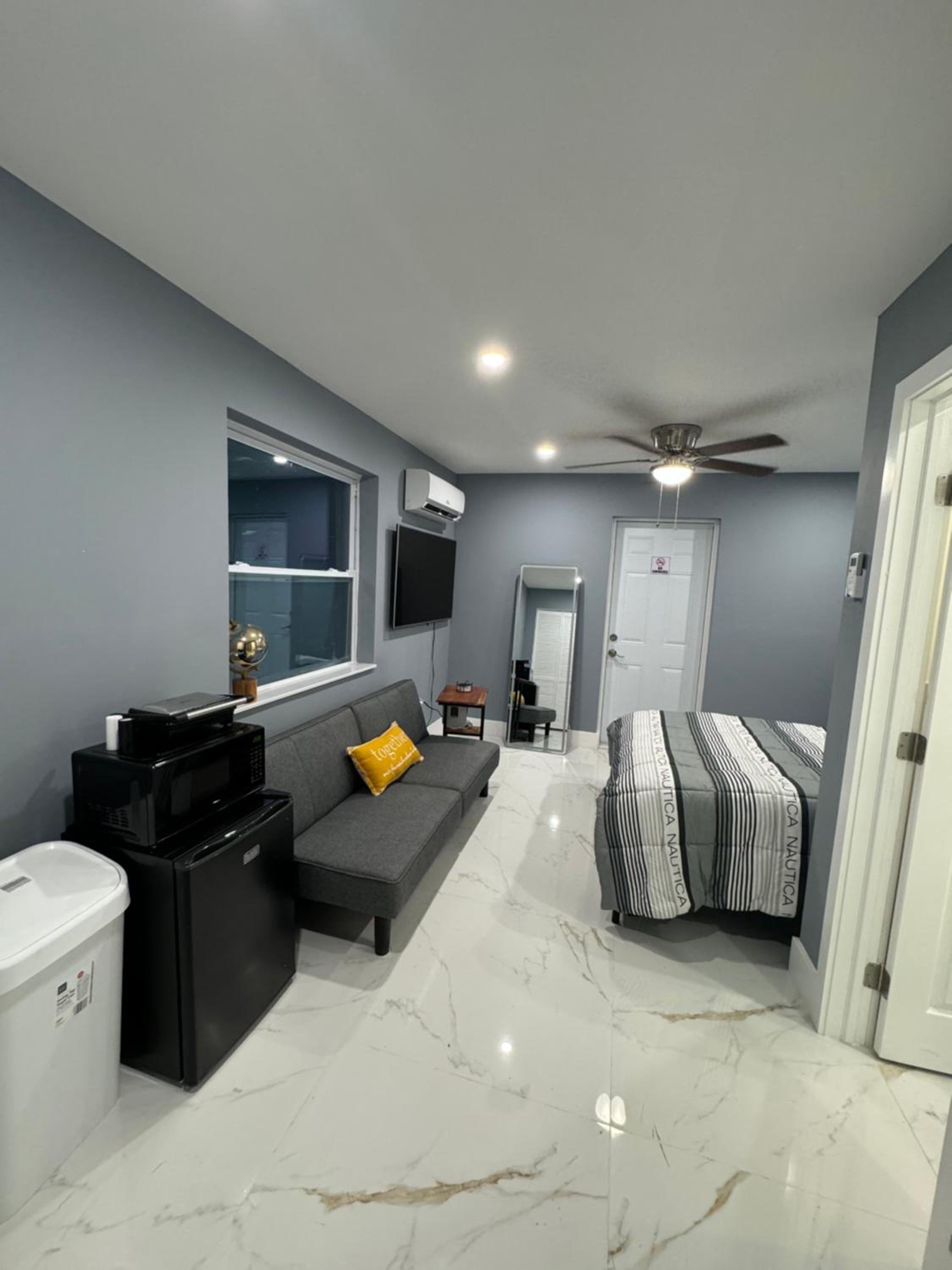 One-Bedroom Apartment photo 1
