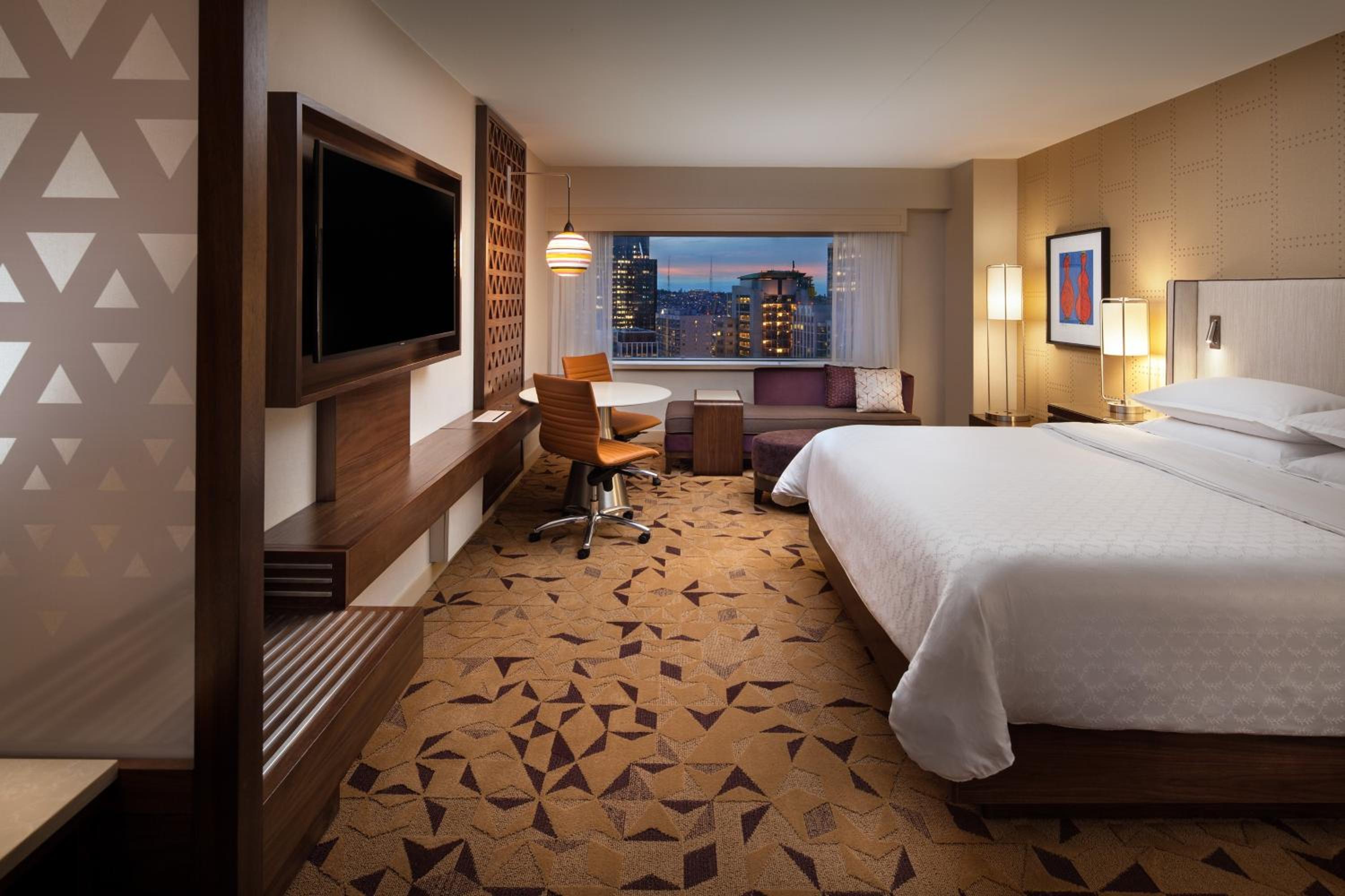 Deluxe, Guest room, 1 King, City view - Photo 7