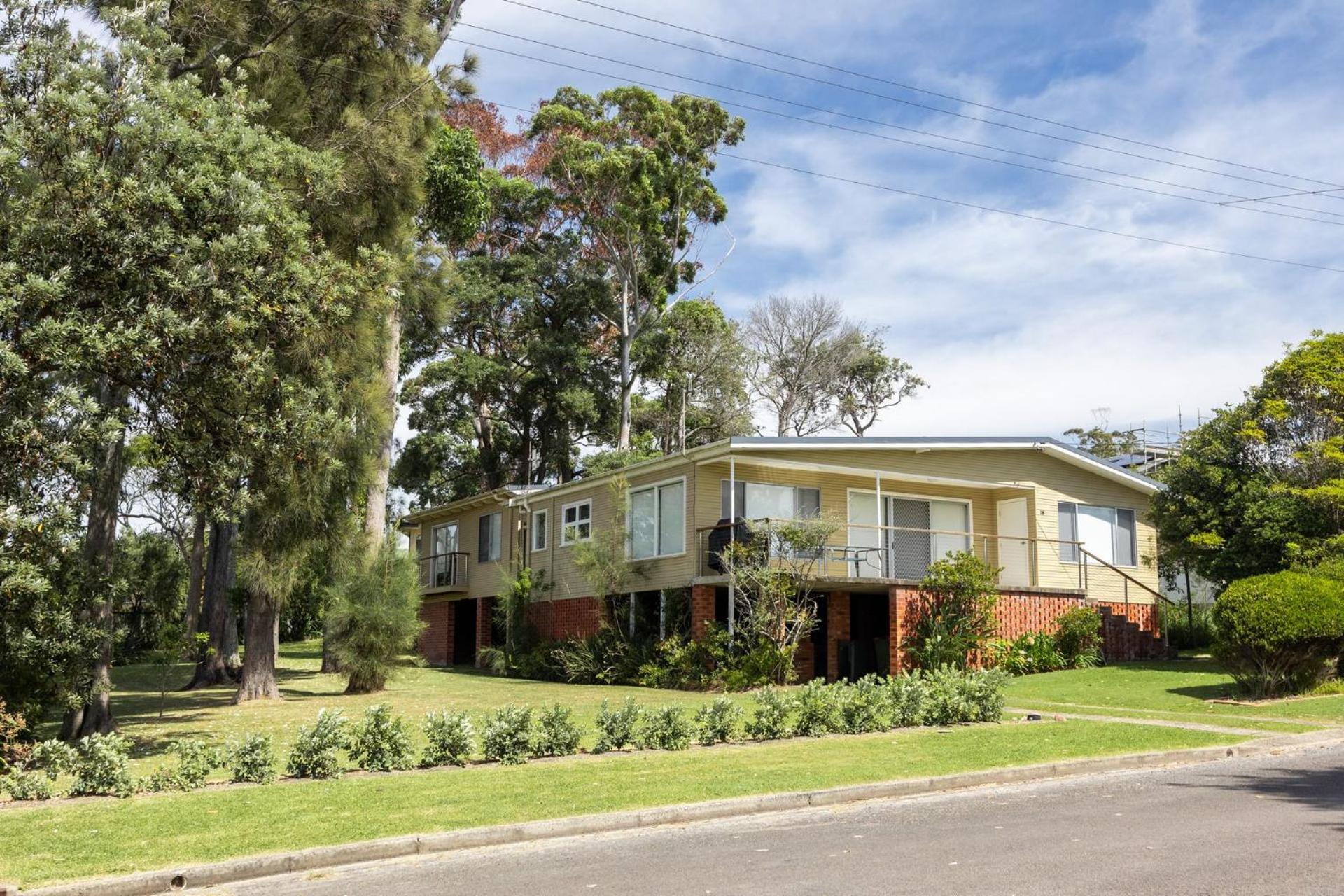 Five-Bedroom House photo 3