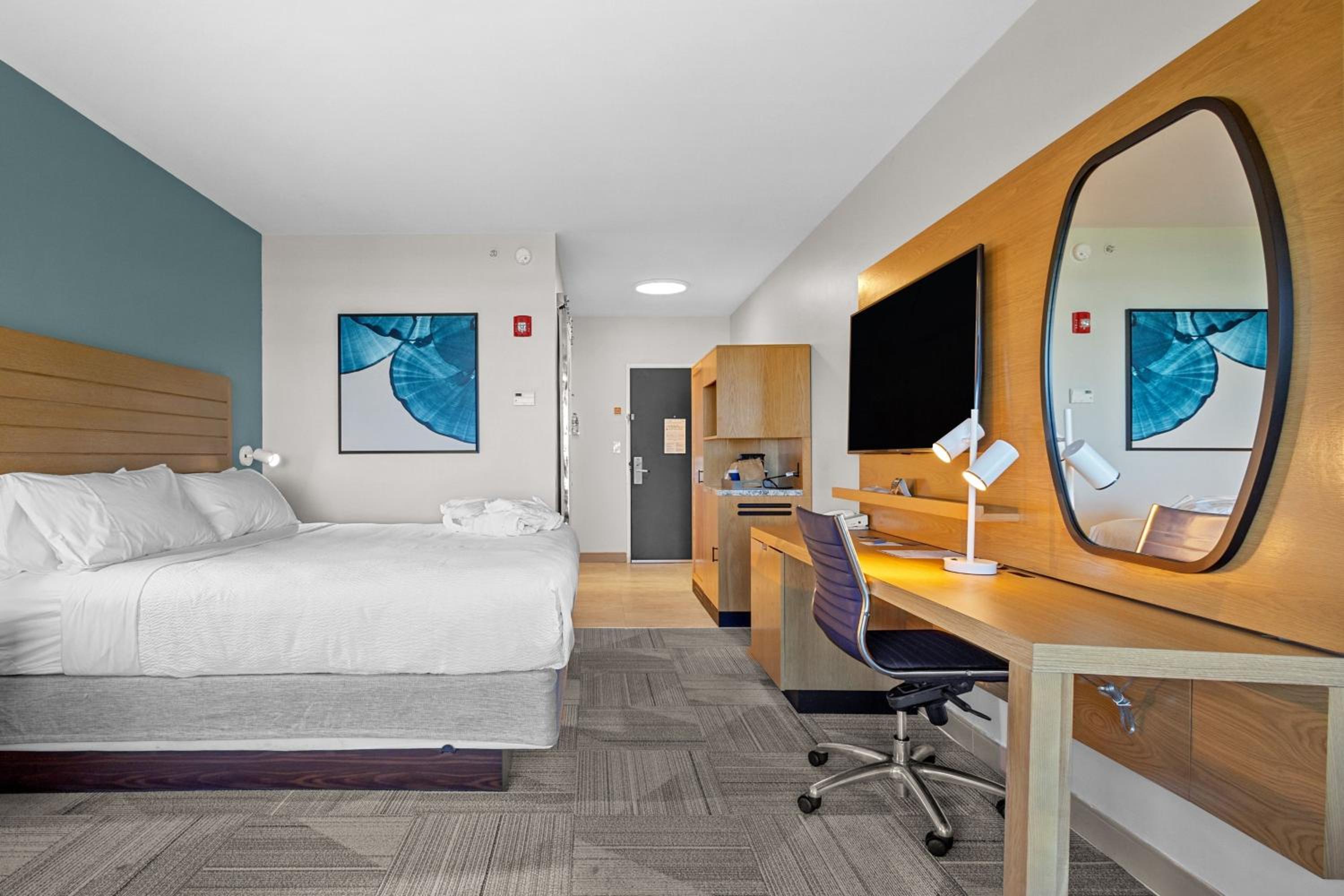 Superior King Room with Marina View - Photo 2