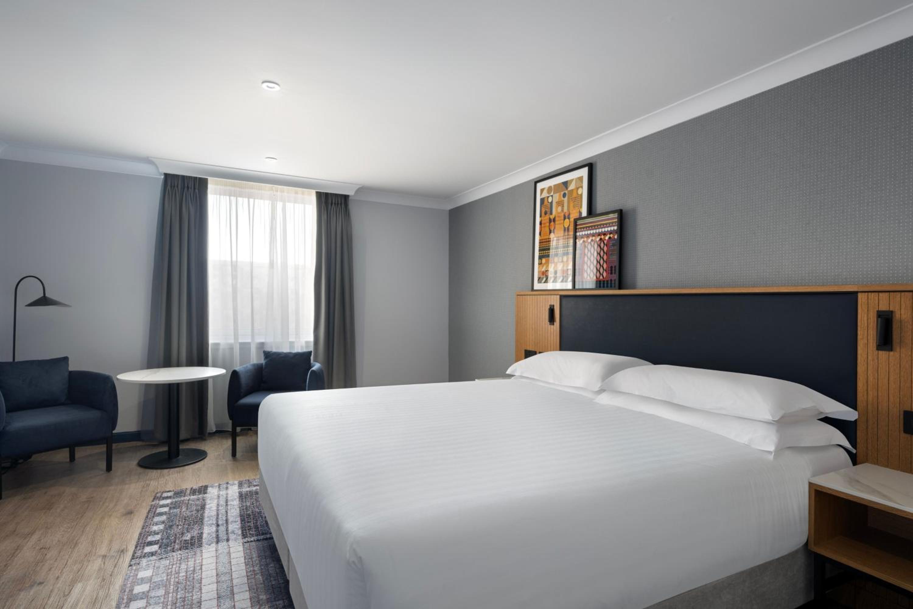 Deluxe King Room - Photo 9