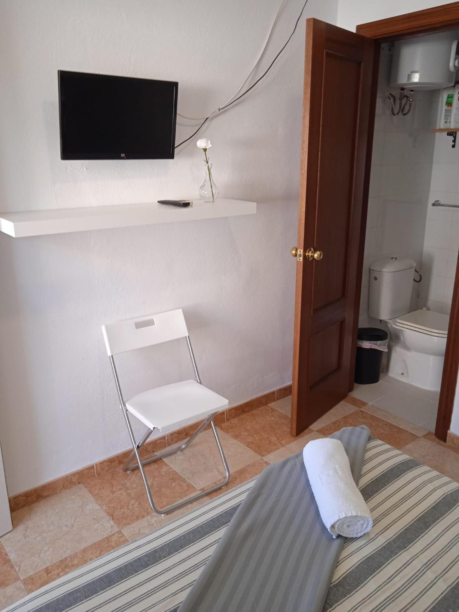 Large Single Room - Photo 9