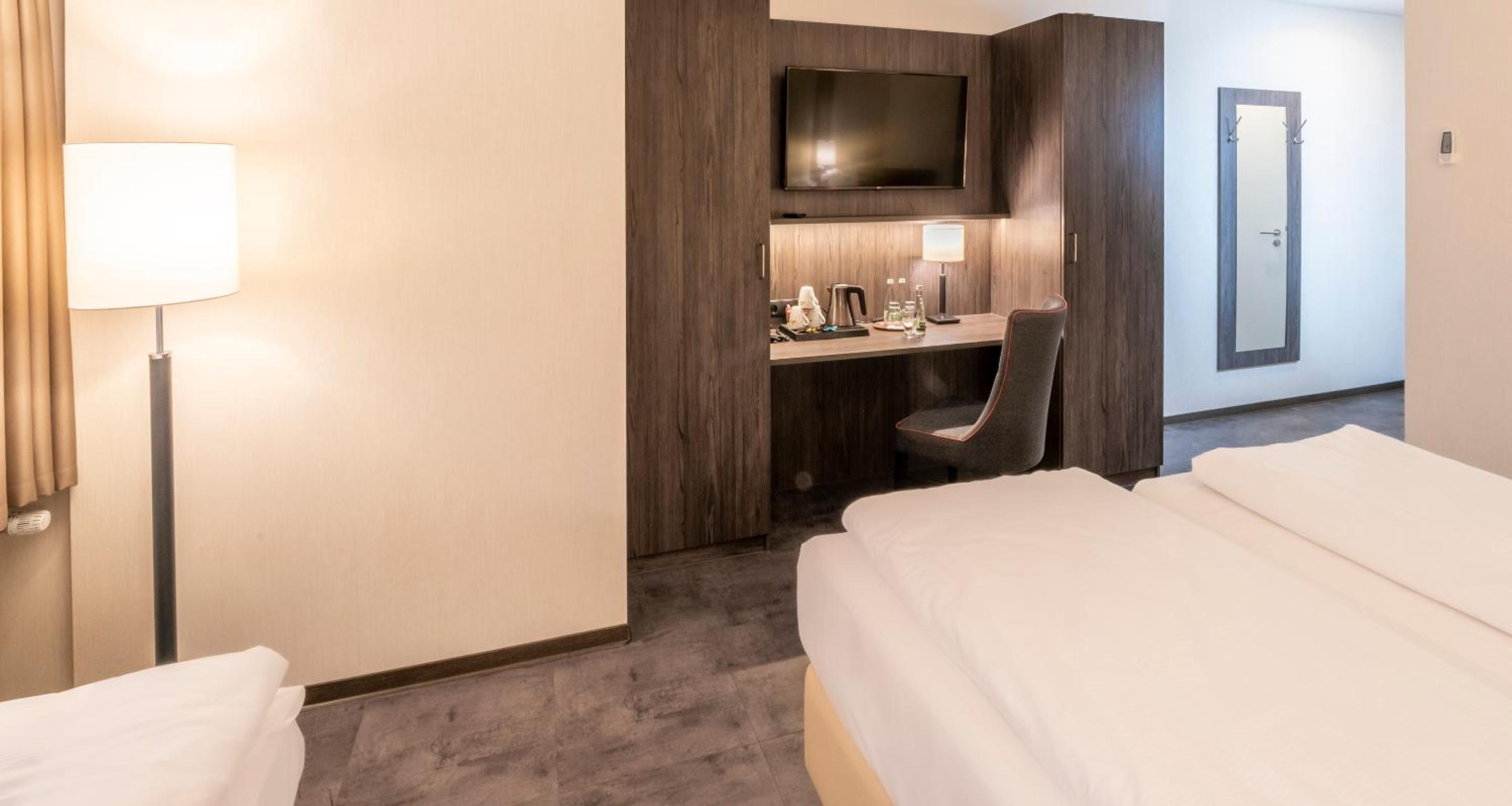 Superior Triple Room with One Double and One Single Bed - Photo 5