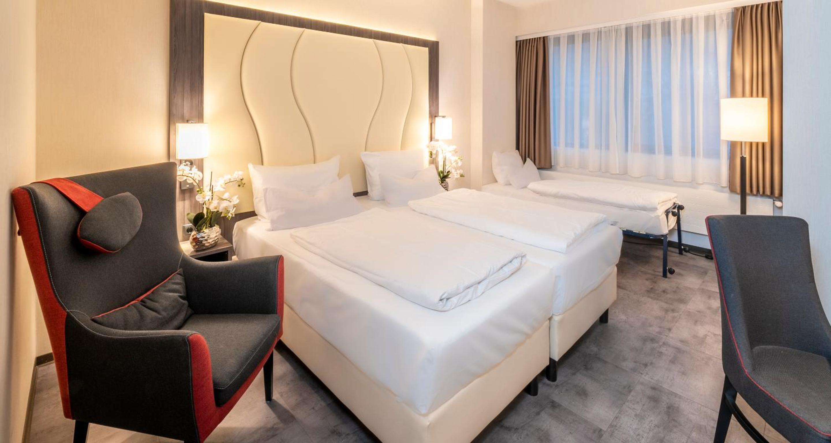 Deluxe Quadruple Room with One Double and Two Single Beds - Photo 10