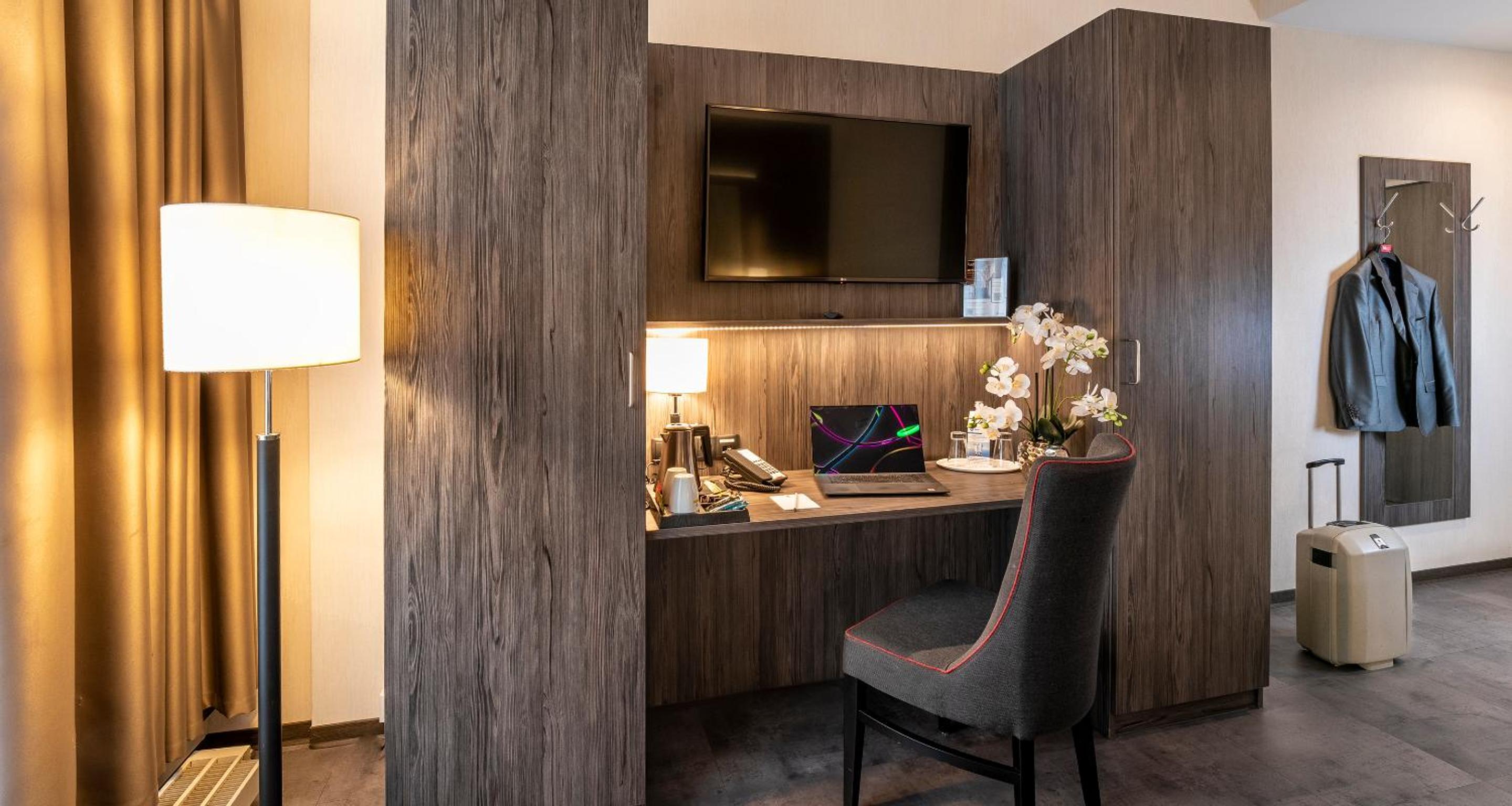 Superior Triple Room with One Double and One Single Bed - Photo 9