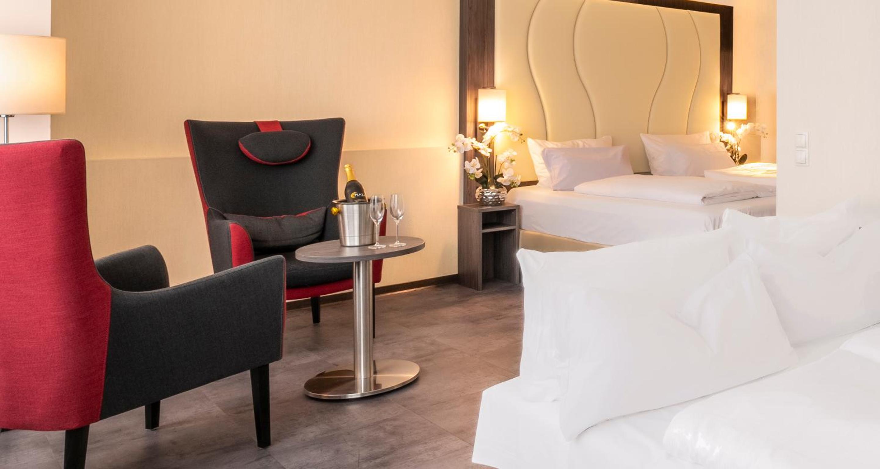 One-Bedroom Junior Suite with One Double and One Single Bed - Sofa Bed - Photo 3