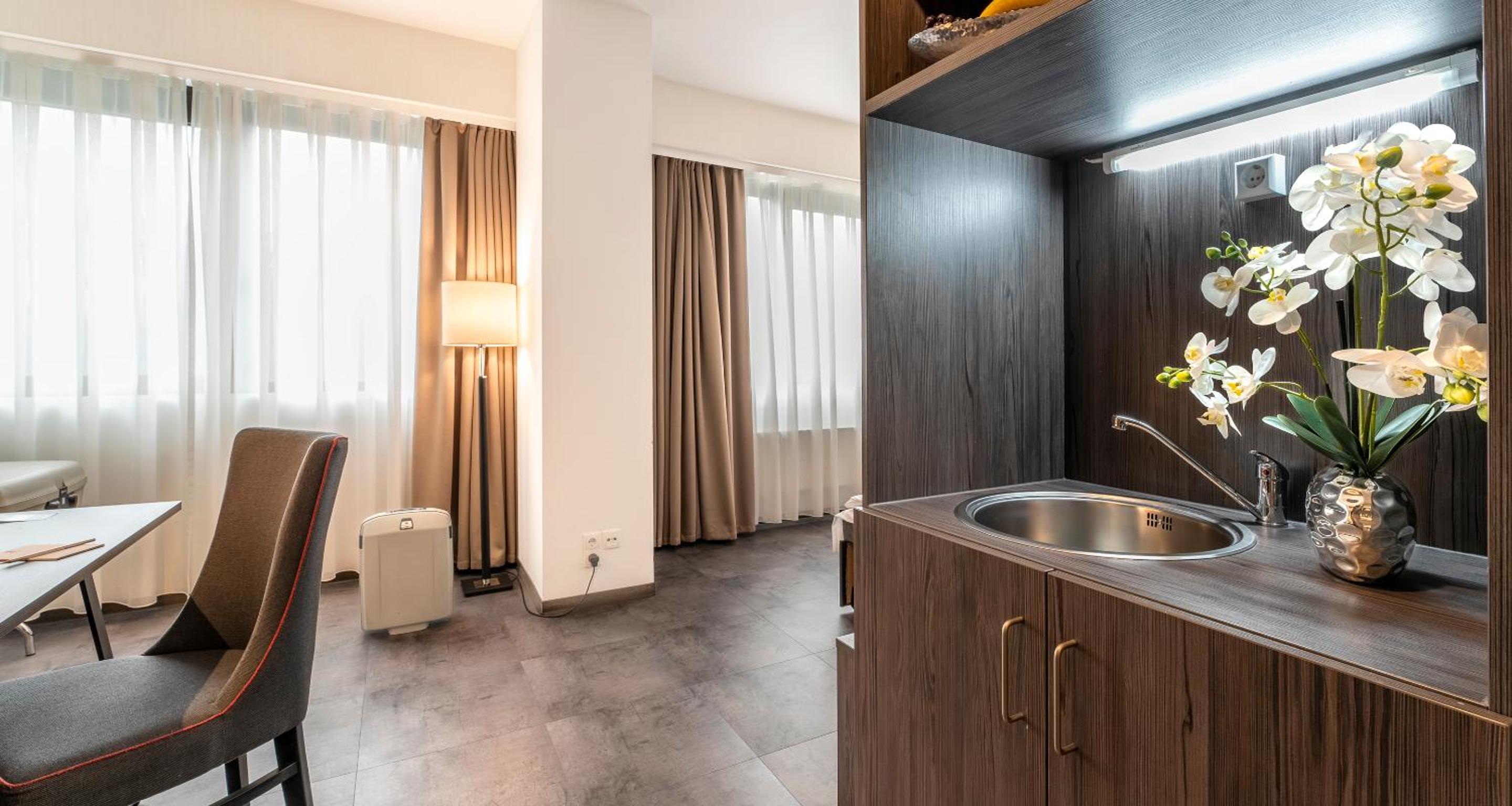 One-Bedroom Junior Suite with One Double and One Single Bed - Sofa Bed - Photo 7