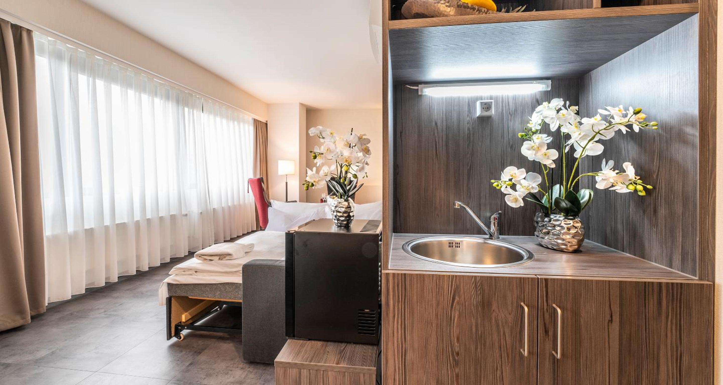 One-Bedroom Junior Suite with One Double and One Single Bed - Sofa Bed - Photo 9