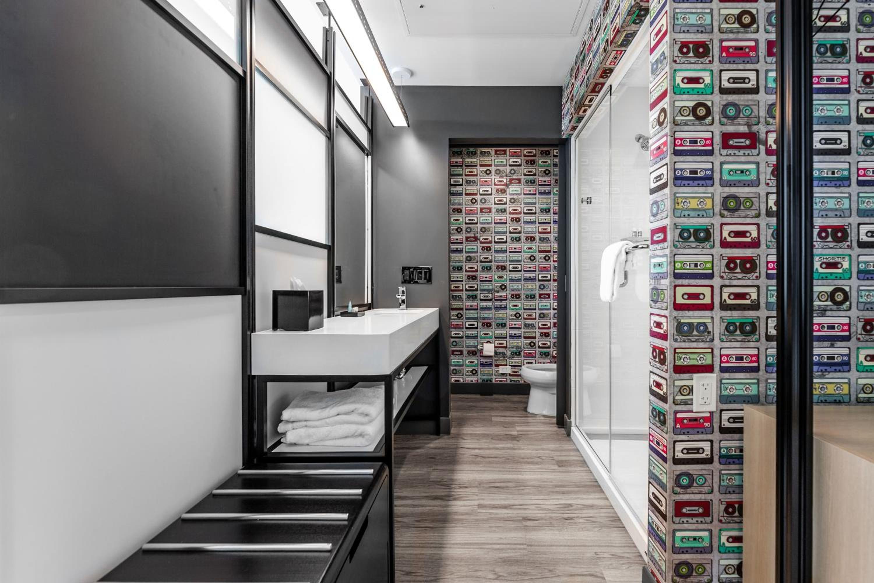 Urban Guest room with 1 King, City view - Photo 2
