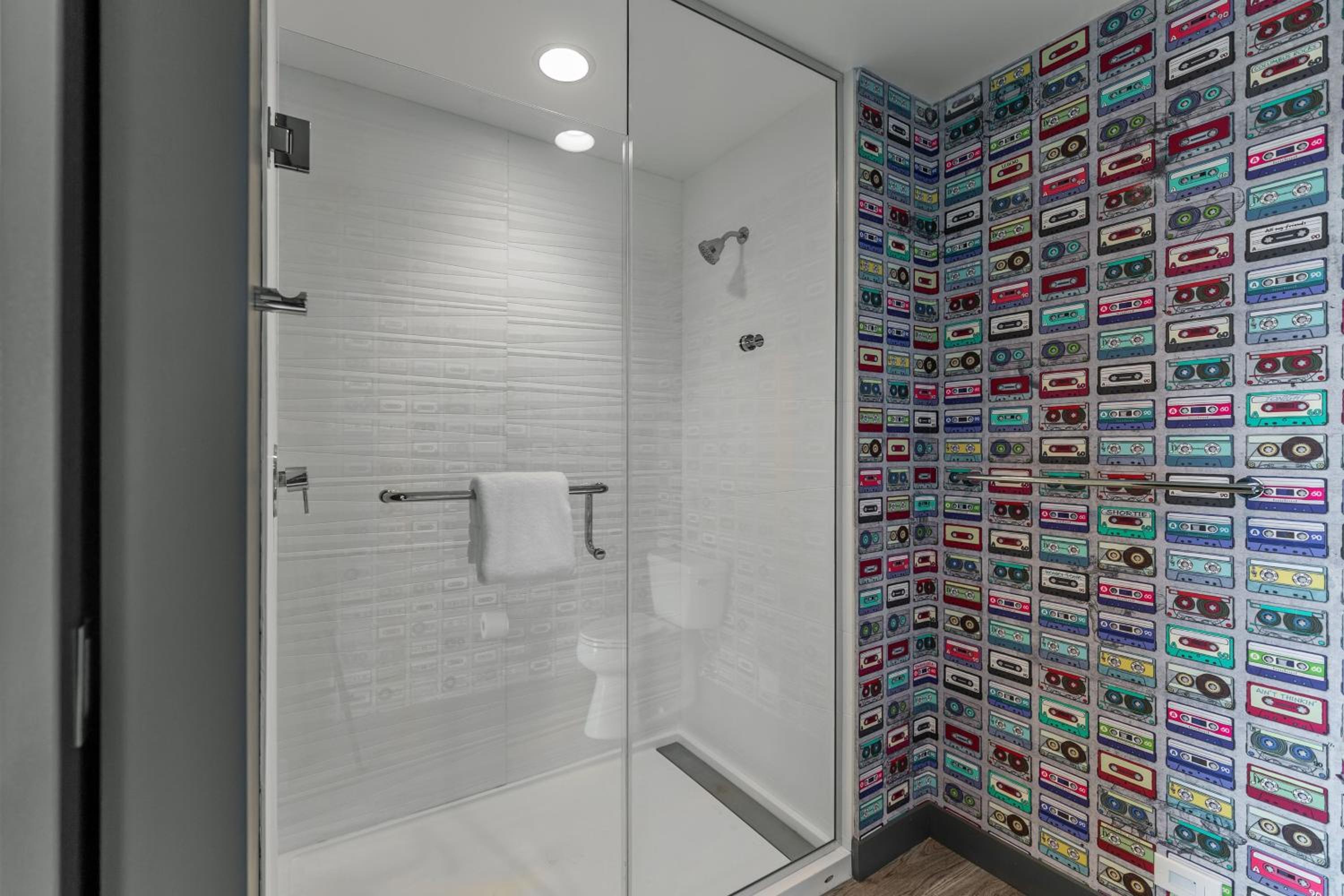 Aloft Queen Room - Photo 4