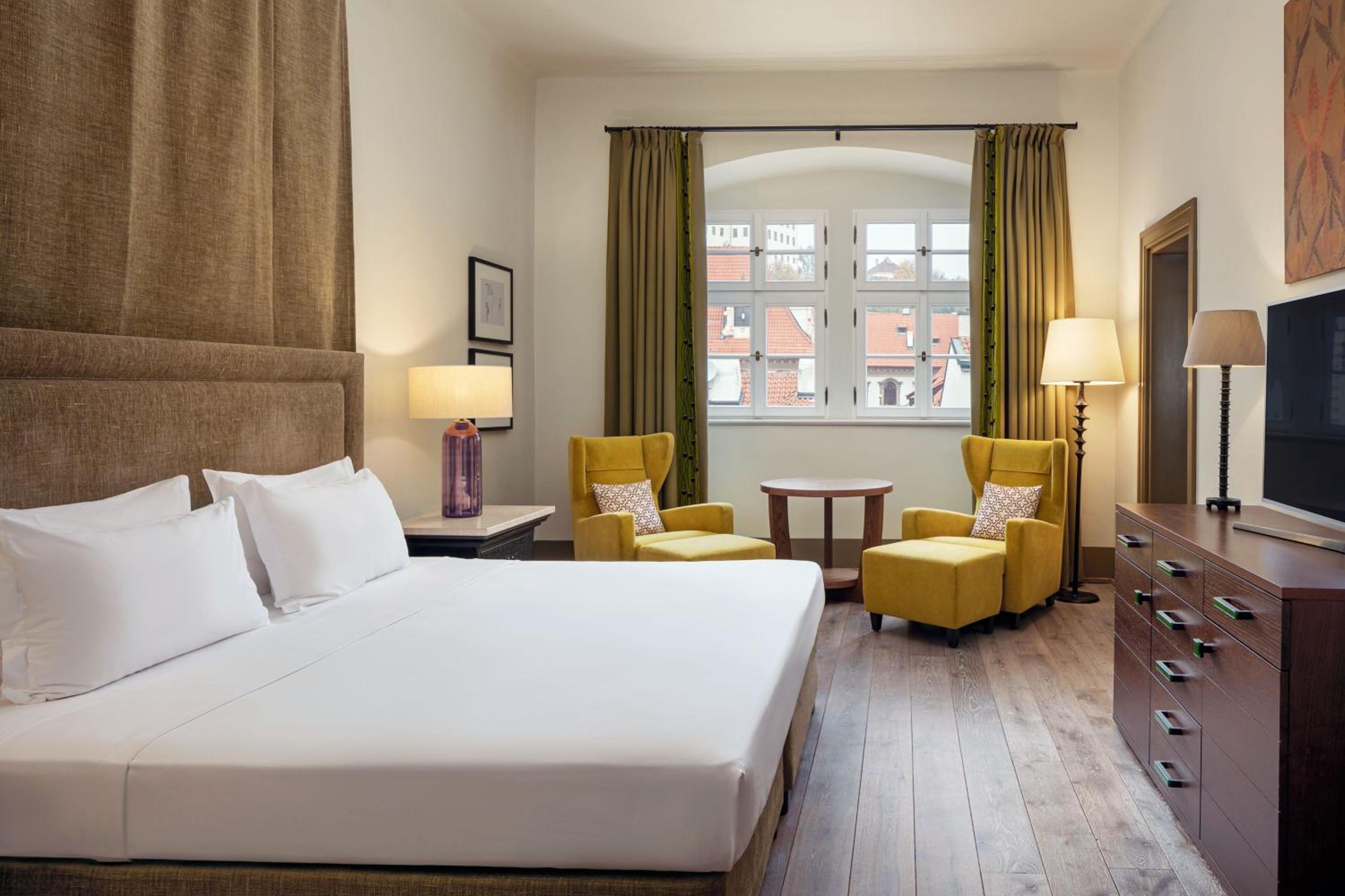 Deluxe room, Larger Guest room, 1 King