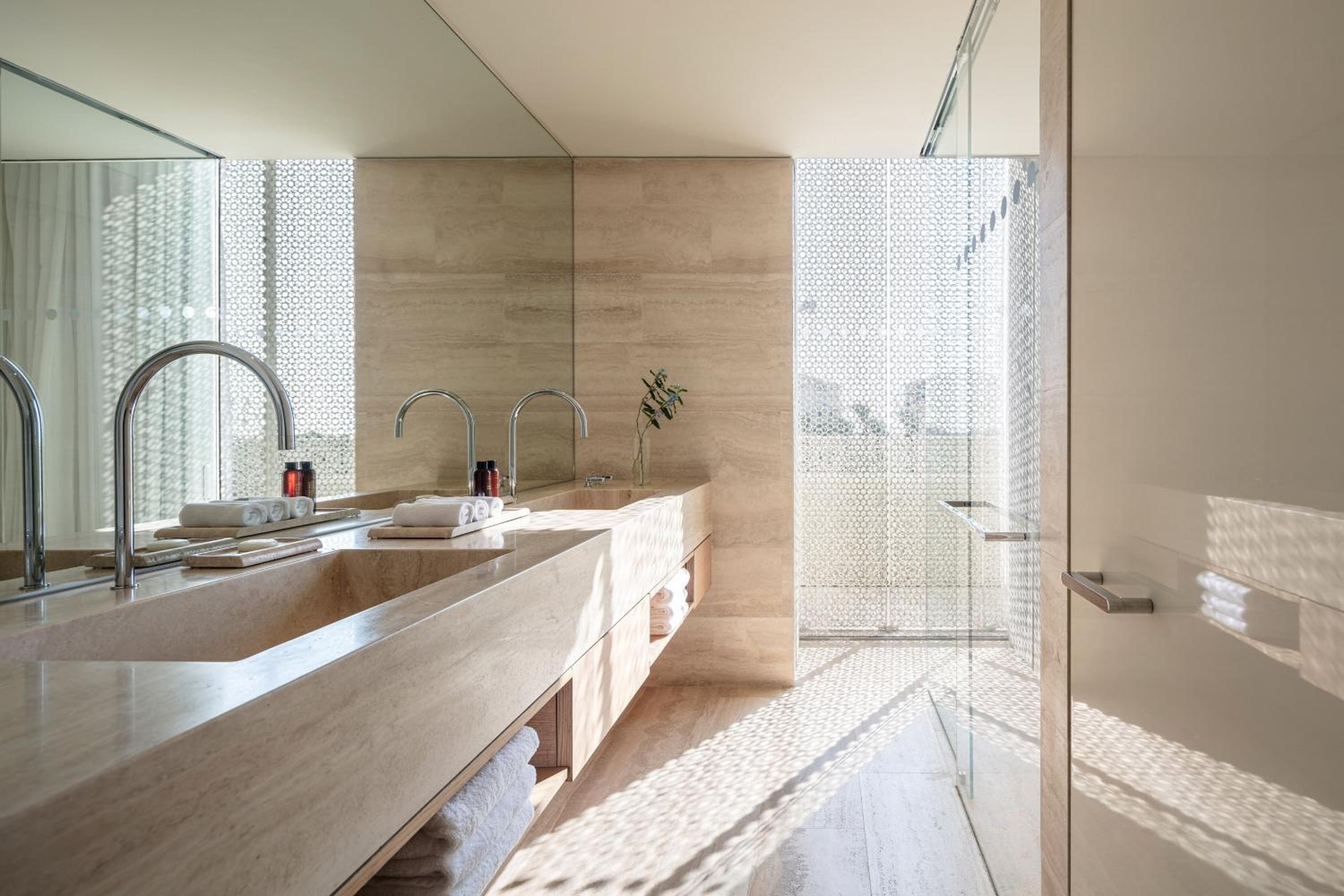 Junior Corner, Junior Suite, 1 King, Pool View, Contemporary, photo 6