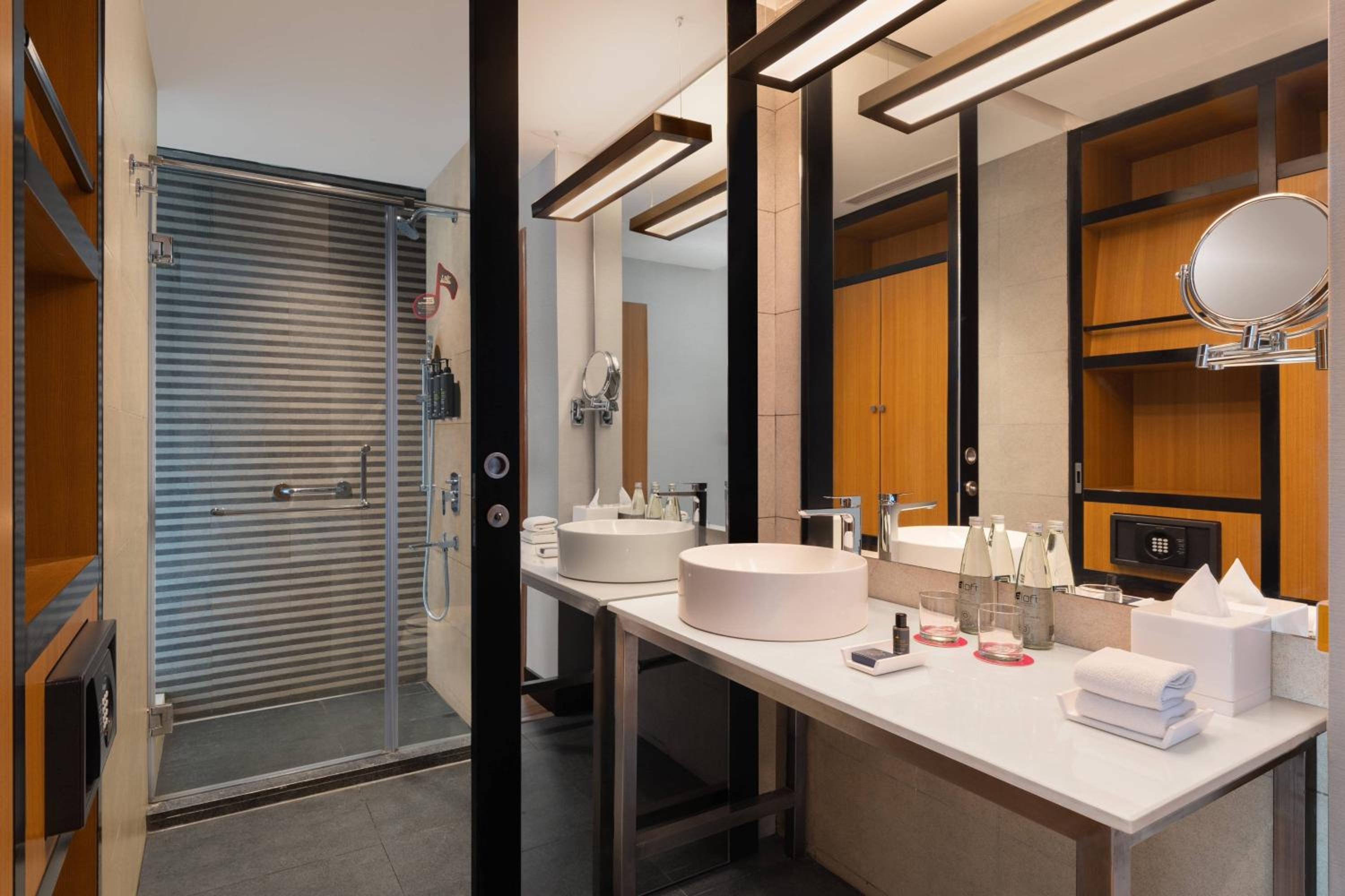 Guest Room, 1 King, City View