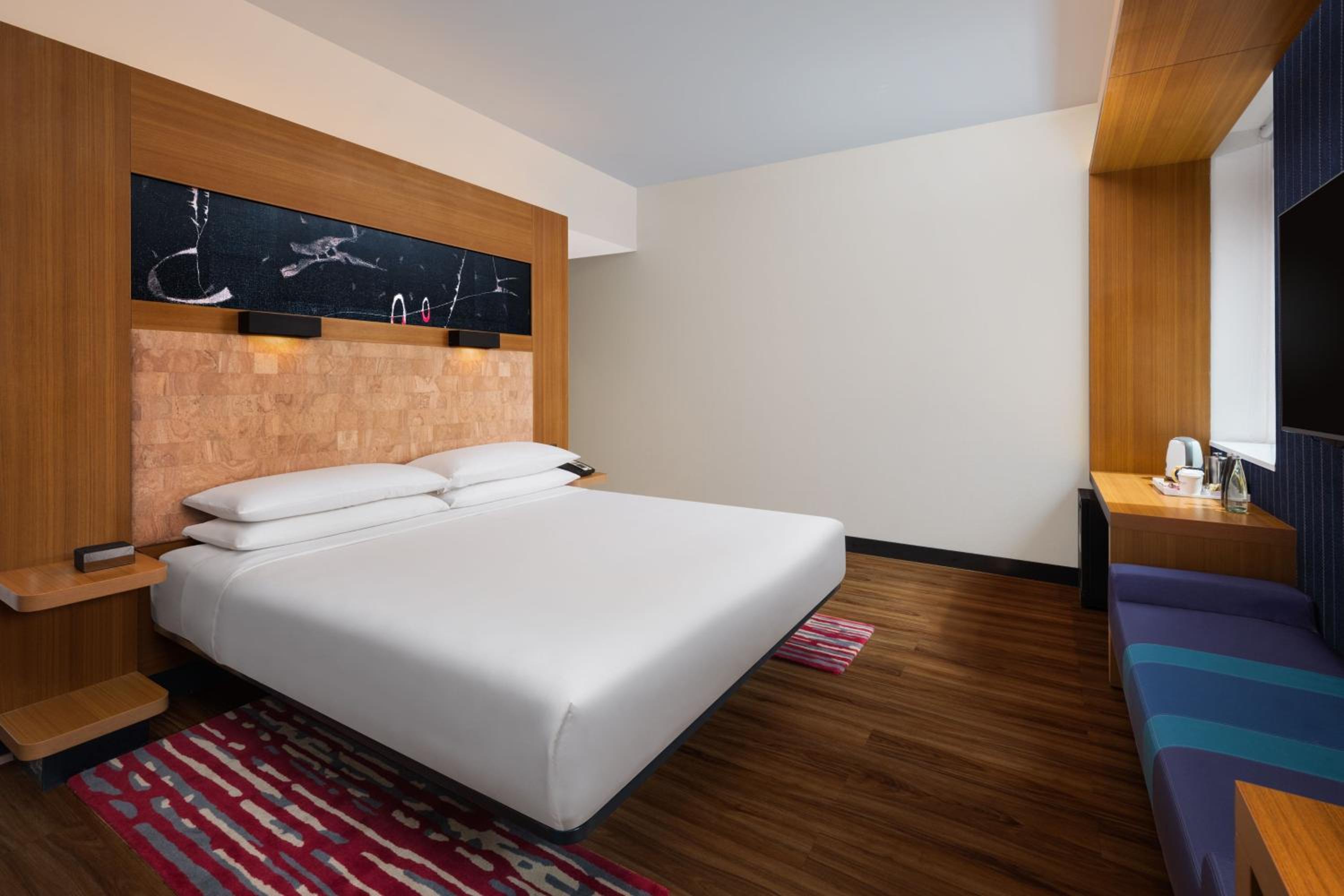 Club Room, 1 King, City view, High floor