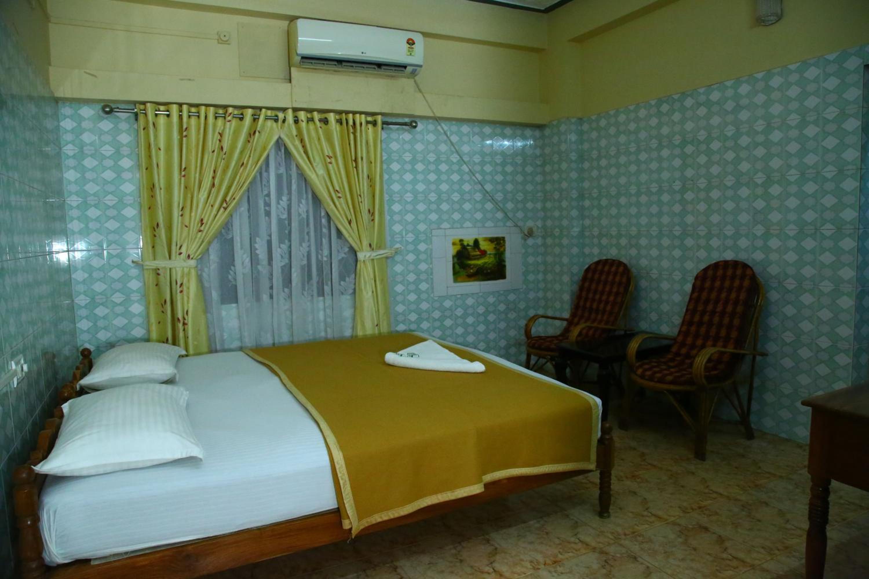Standard Double or Twin Room with Fan - Photo 13