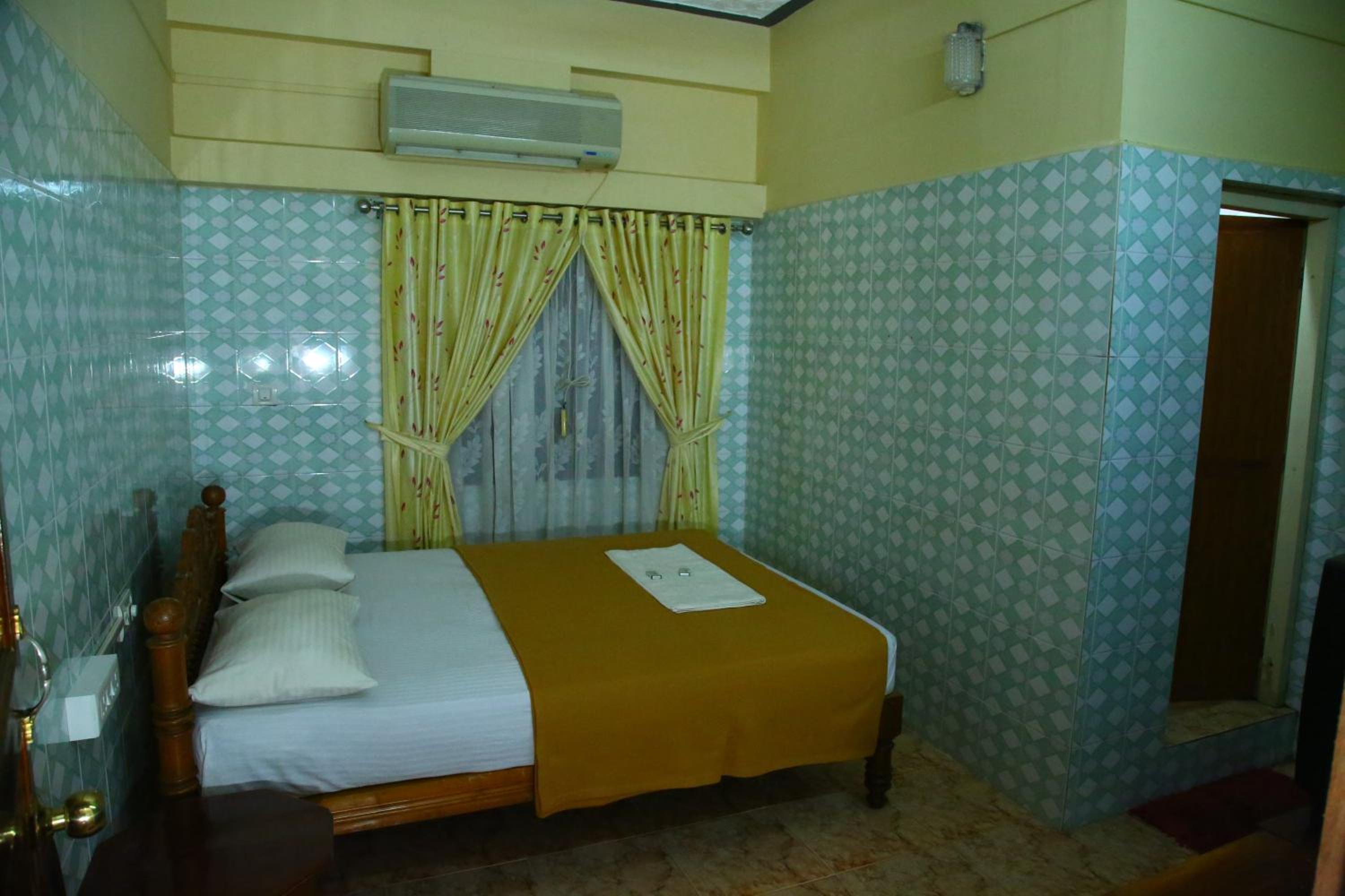 Standard Double or Twin Room with Fan - Photo 5