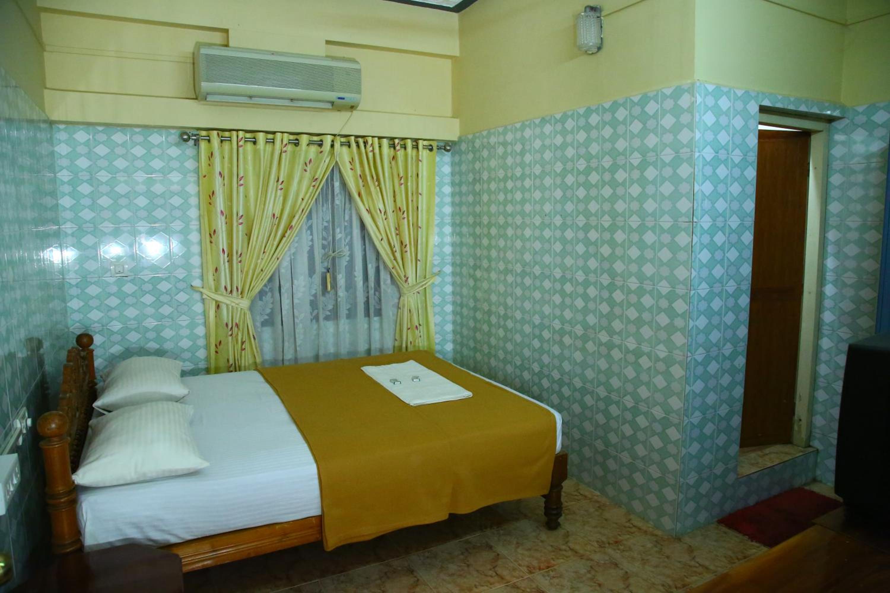 Standard Double or Twin Room with Fan - Photo 2