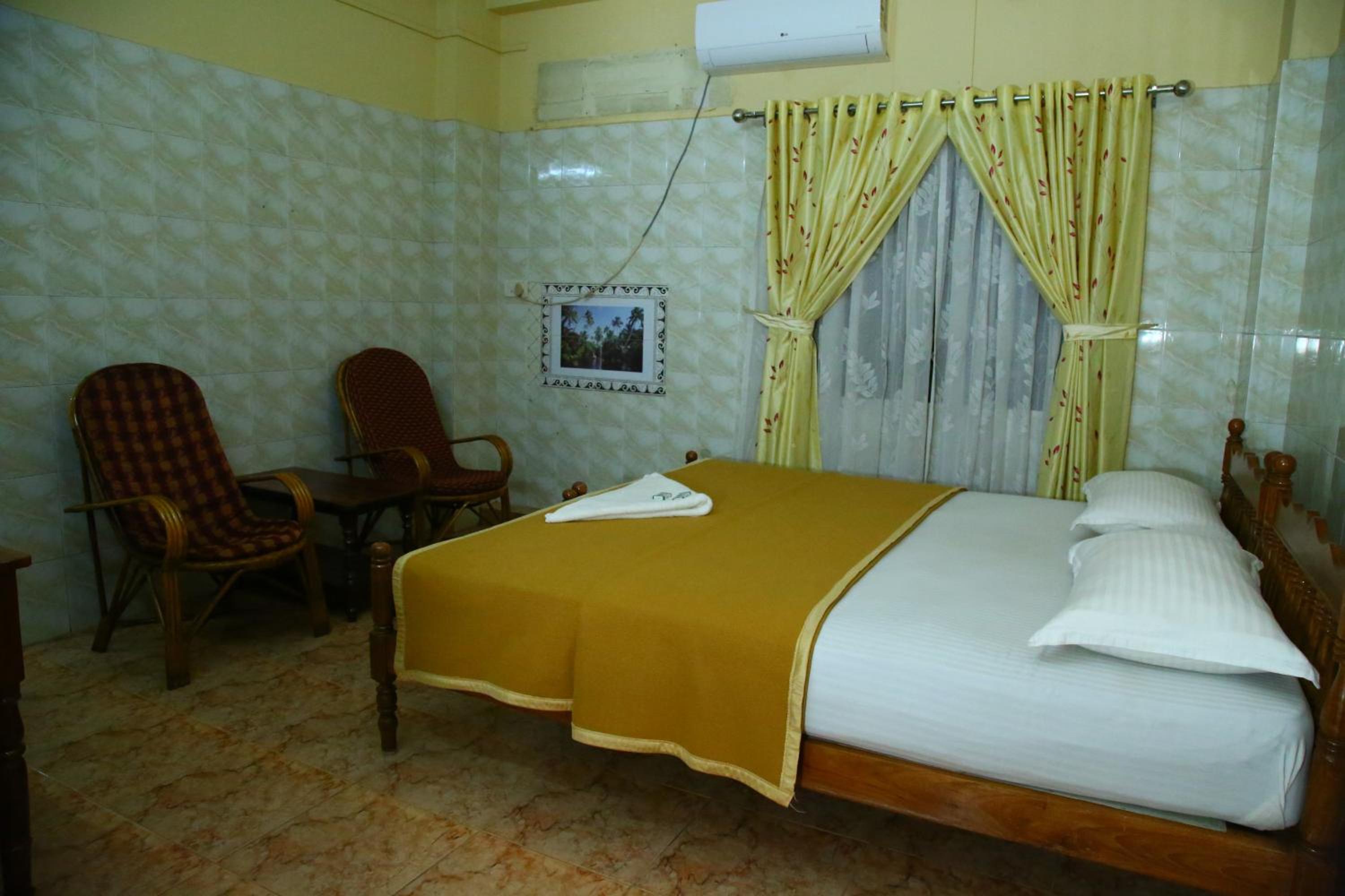 Standard Double or Twin Room with Fan - Photo 7