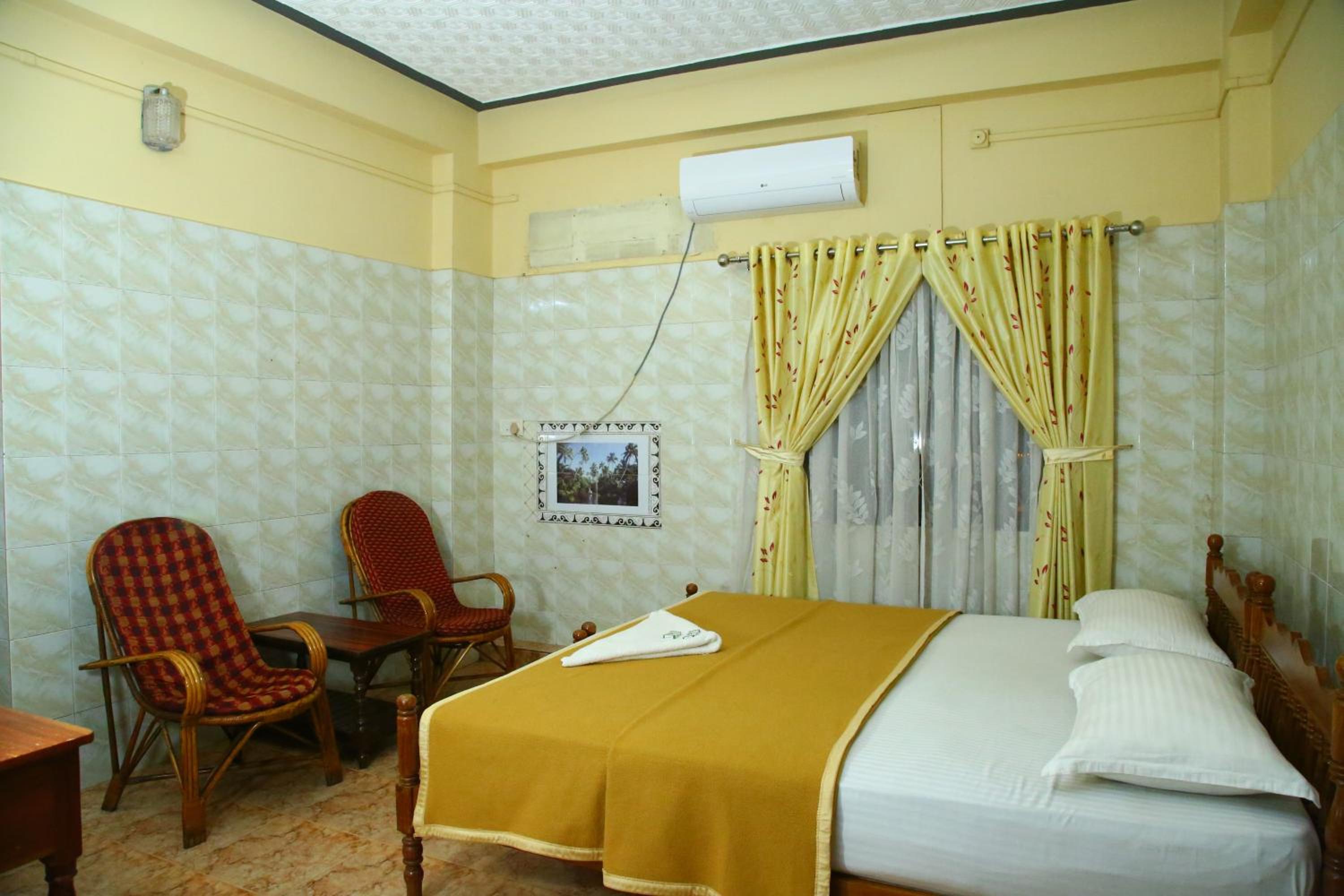 Deluxe Room - AC - Photo 5