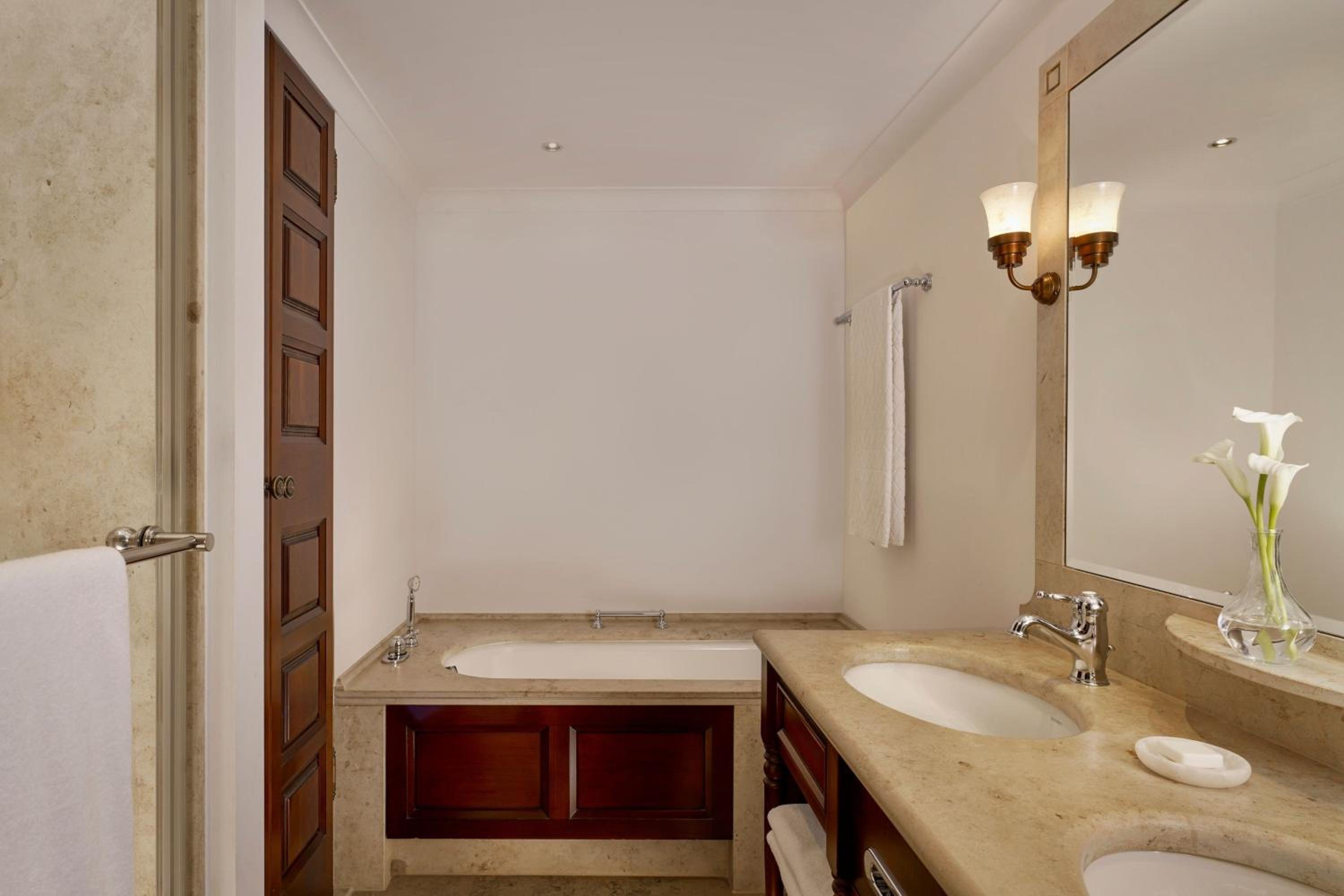 Classic Queen Room with Garden View - Photo 7