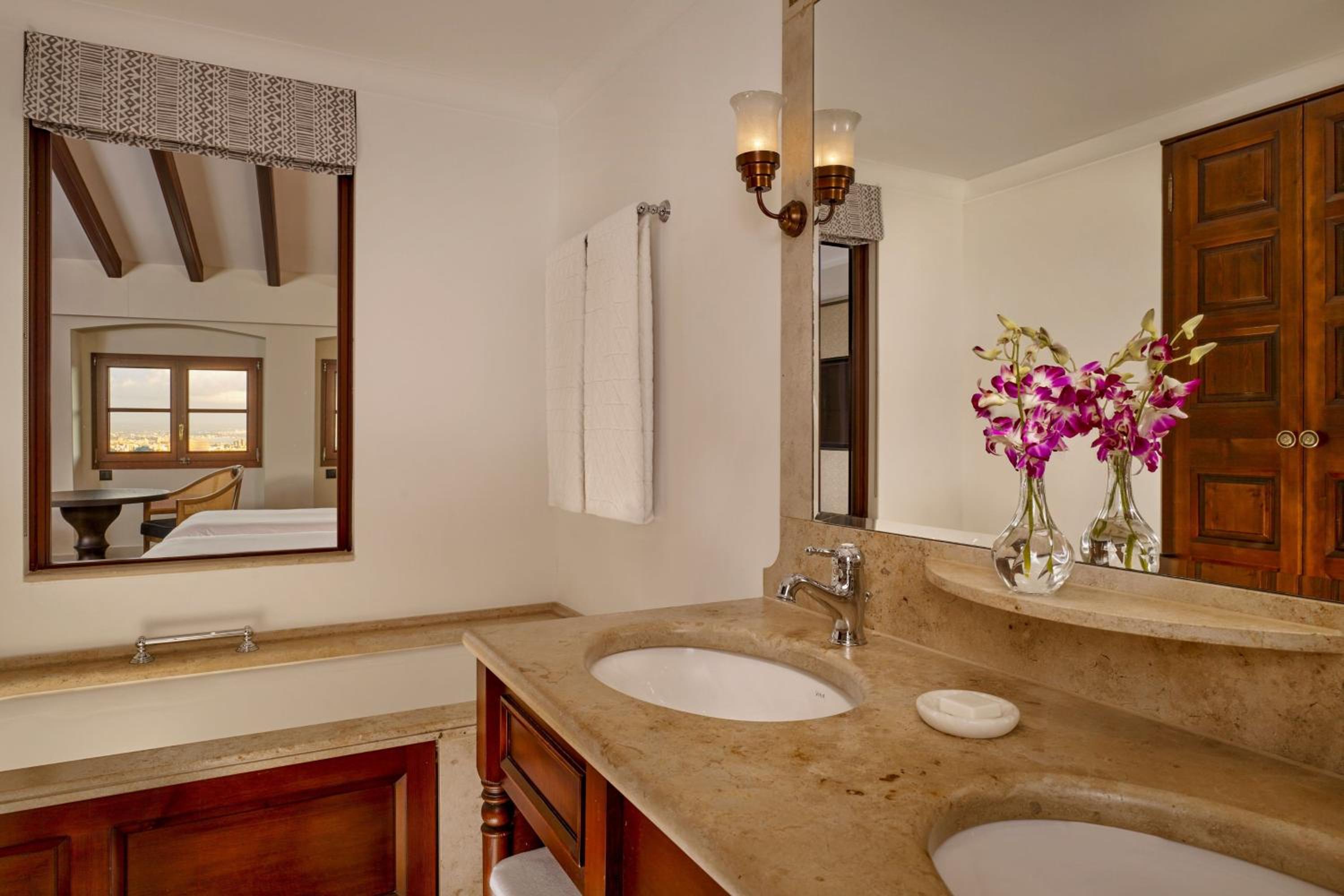 Deluxe Double Room with View thumbnail 5