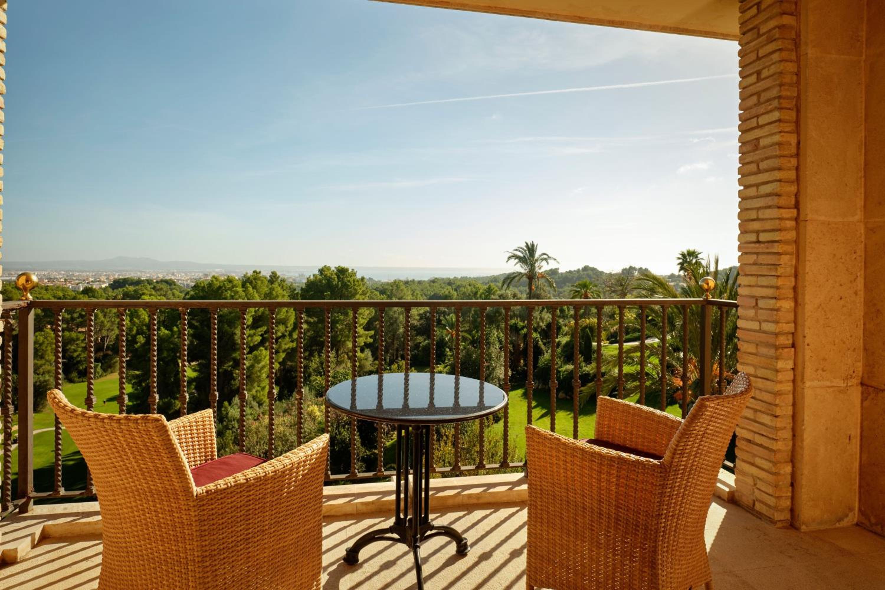 Grand Deluxe Double Room with Balcony thumbnail 6