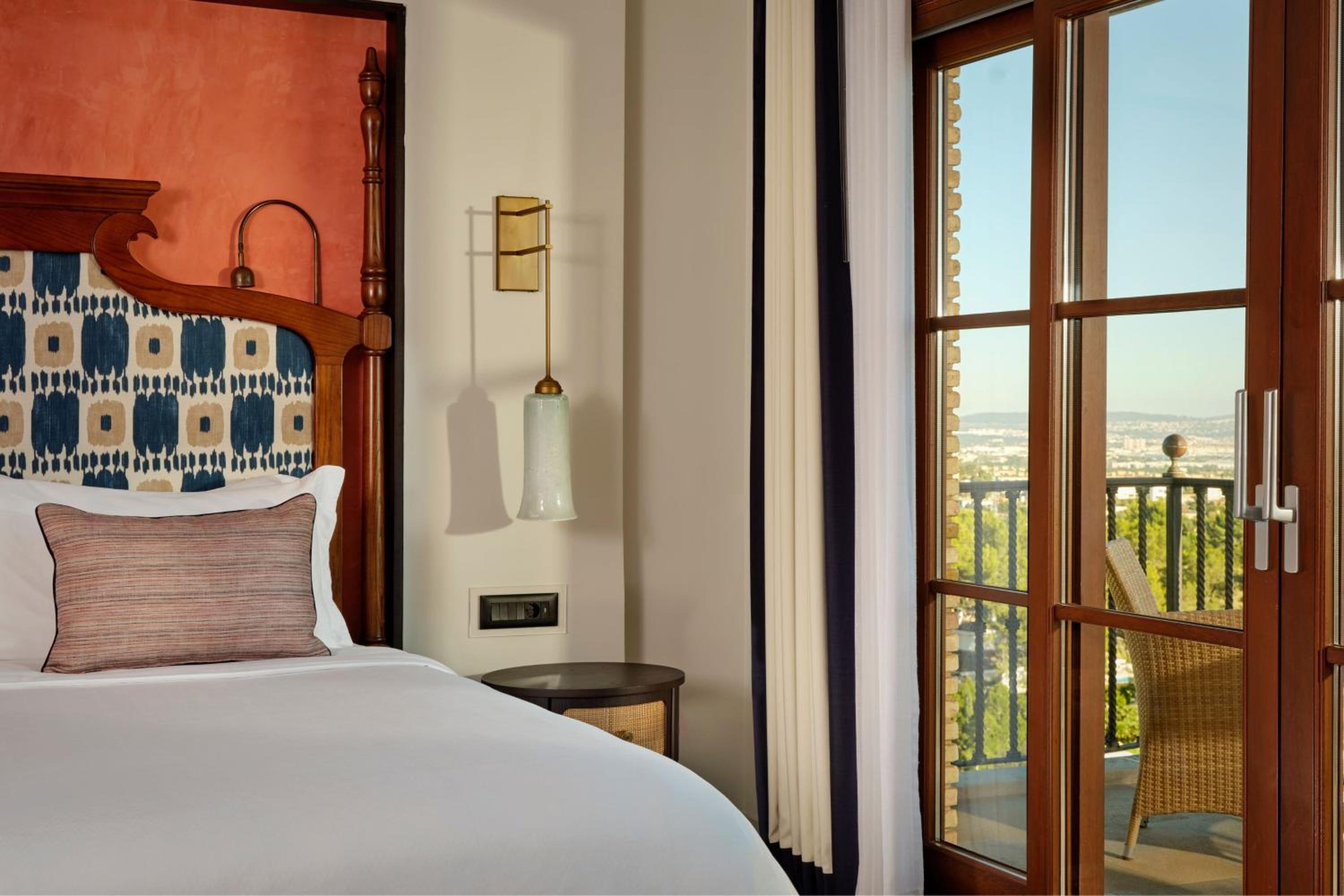 Deluxe King Suite with Balcony and Sea View