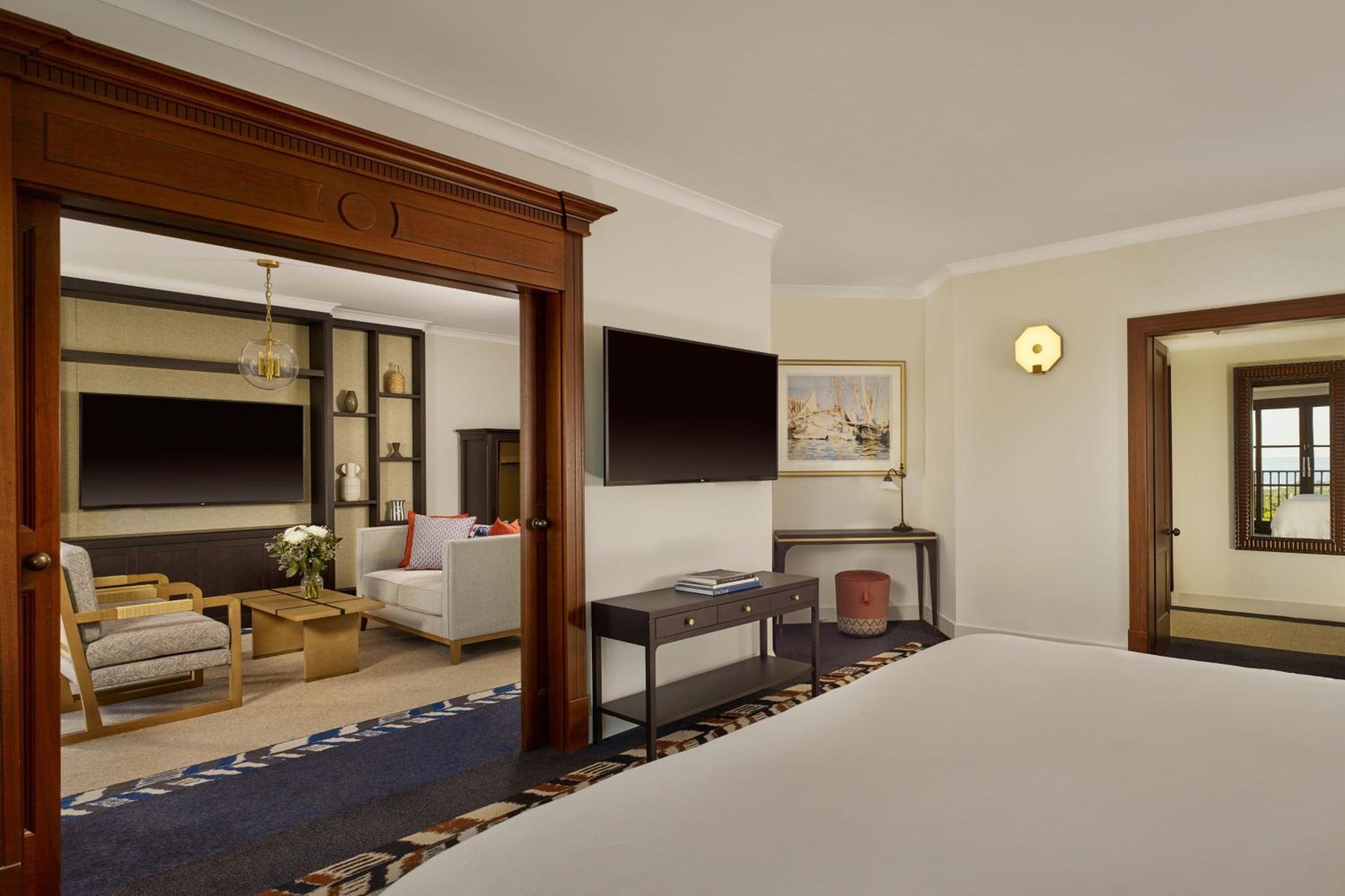 Deluxe King Suite with Balcony and Sea View thumbnail 6