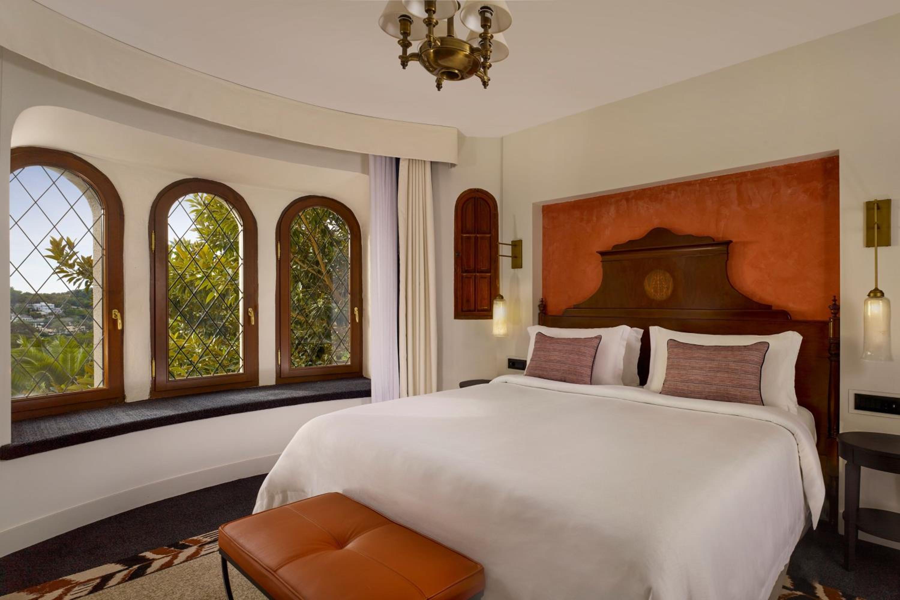 Classic Suite with Balcony and Resort View - Photo 10