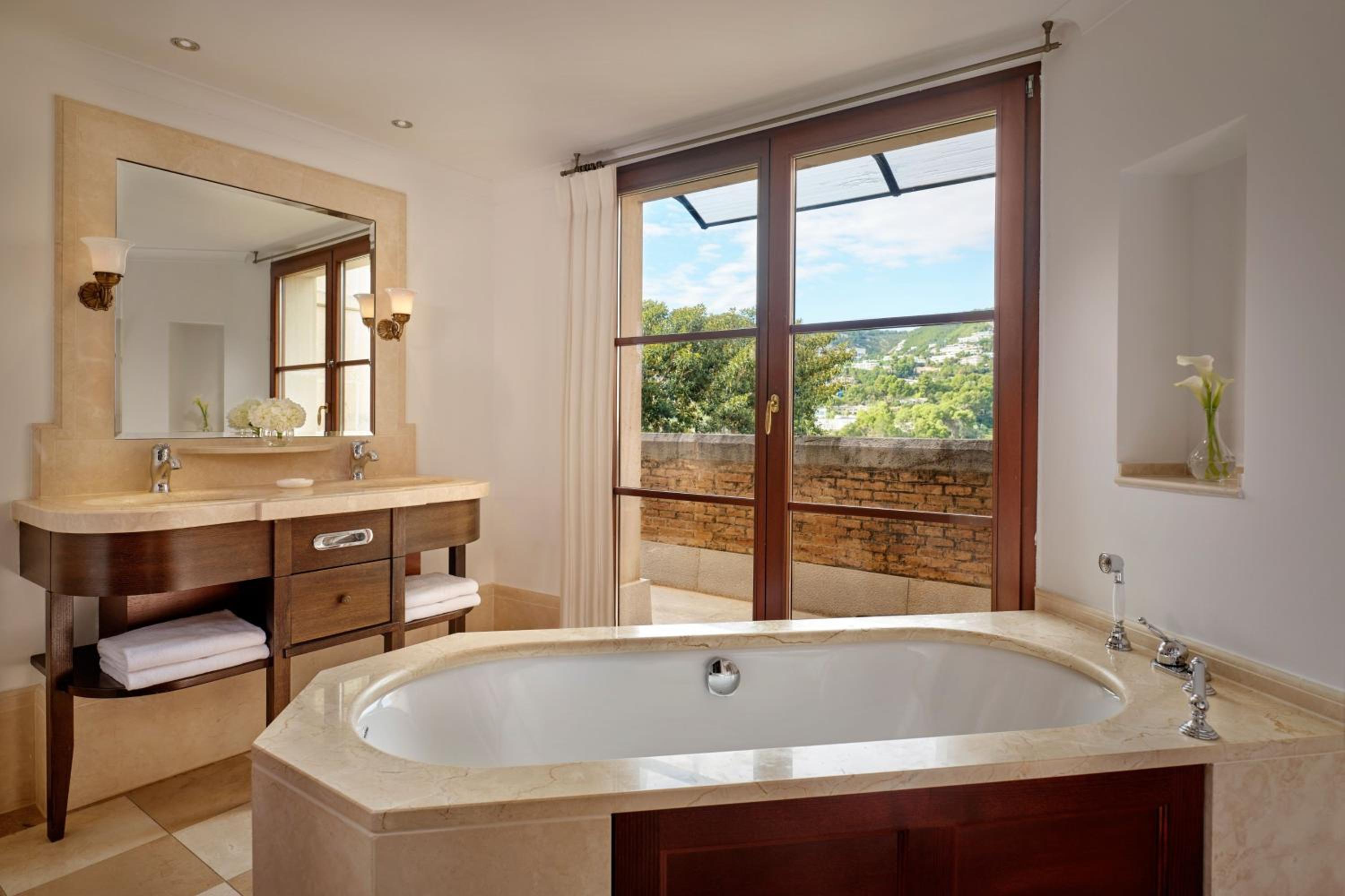 Classic Suite with Balcony and Resort View - Photo 15