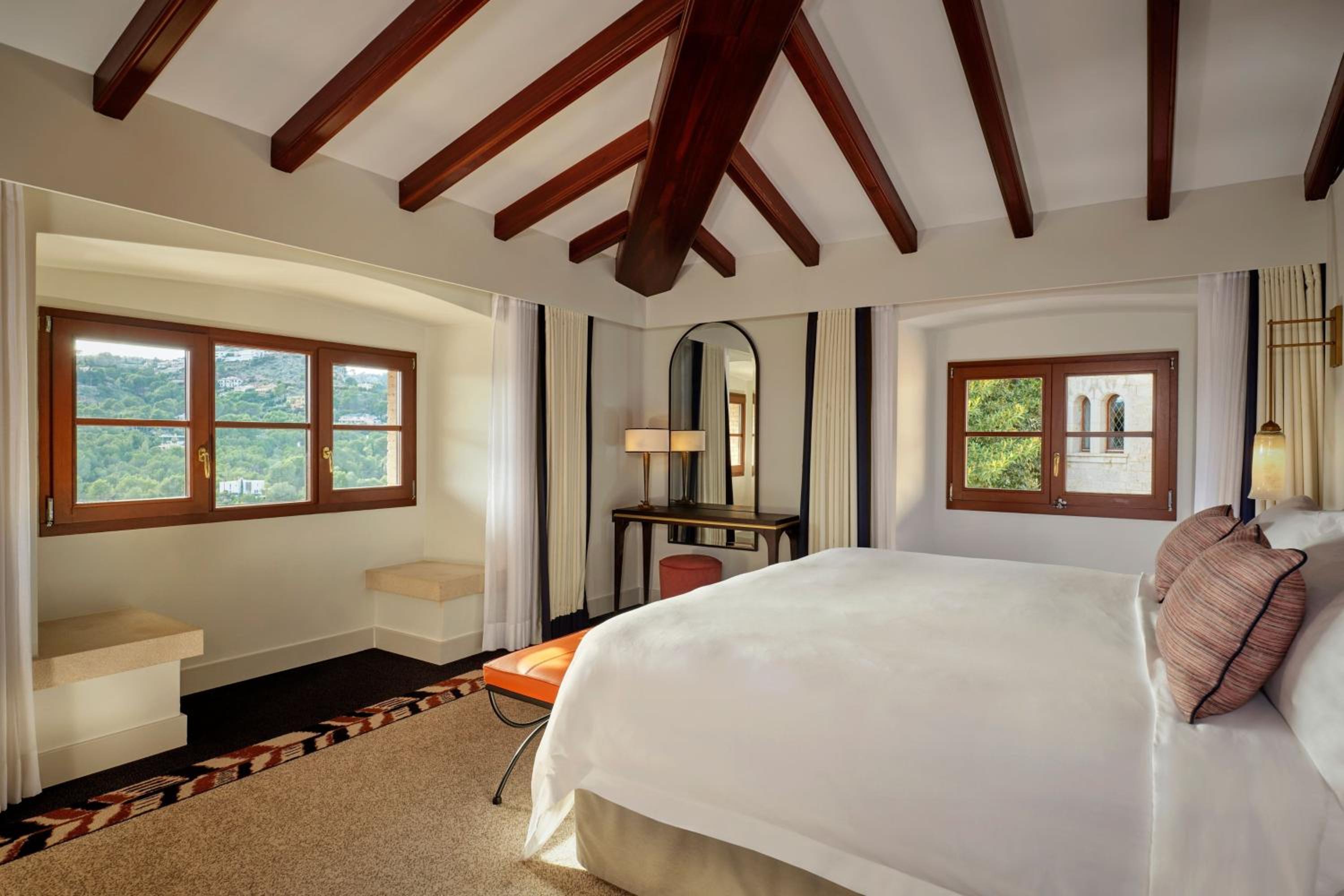 Classic Suite with Balcony and Resort View - Photo 8