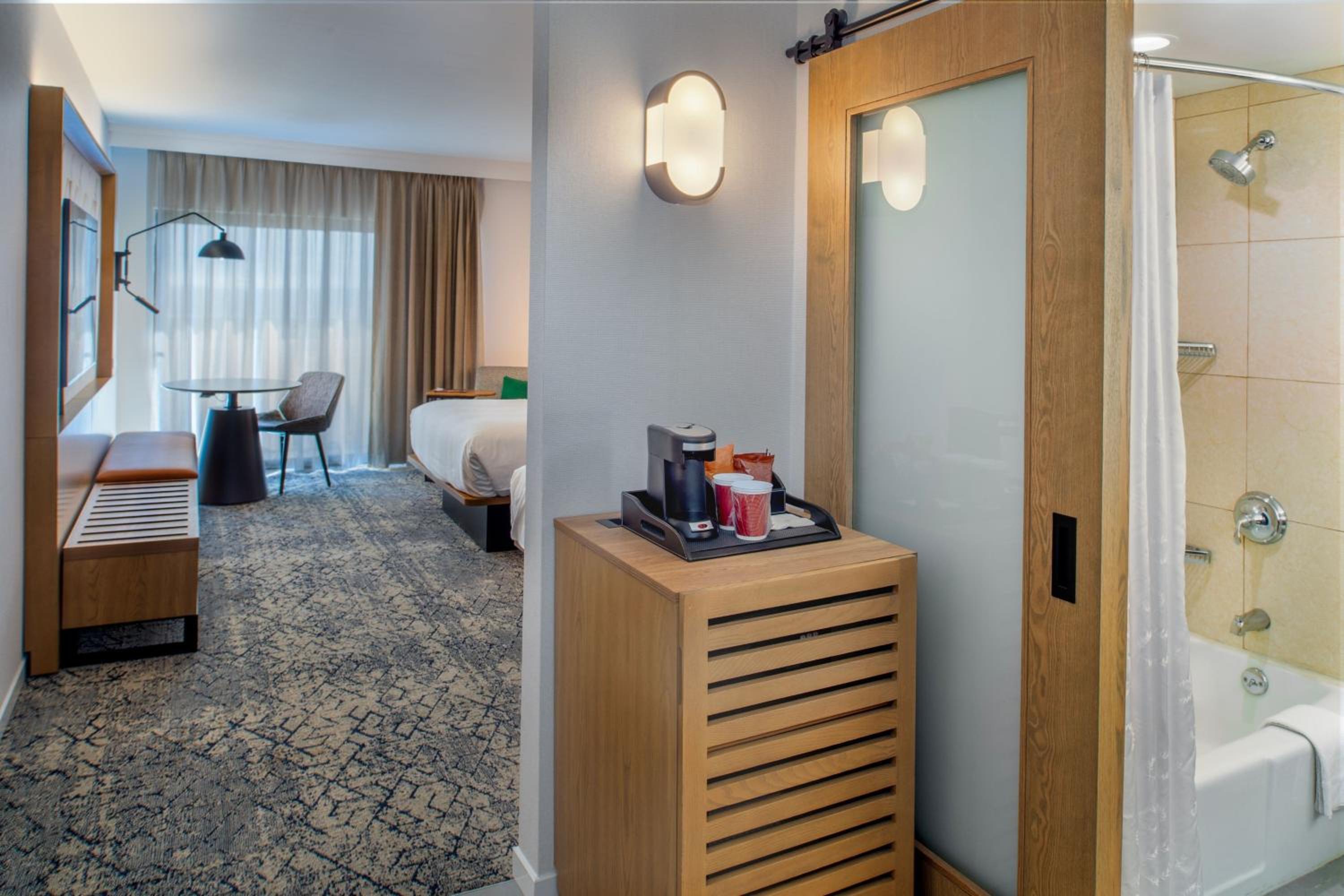 Concierge level, Guest room, 1 King - Photo 12