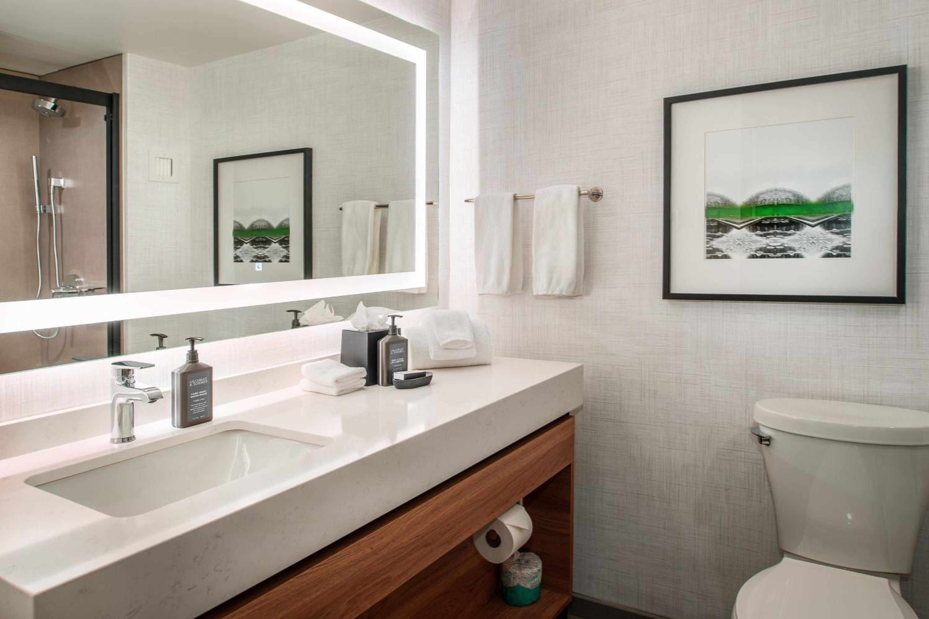 Guest Room, 1 King - Photo 2