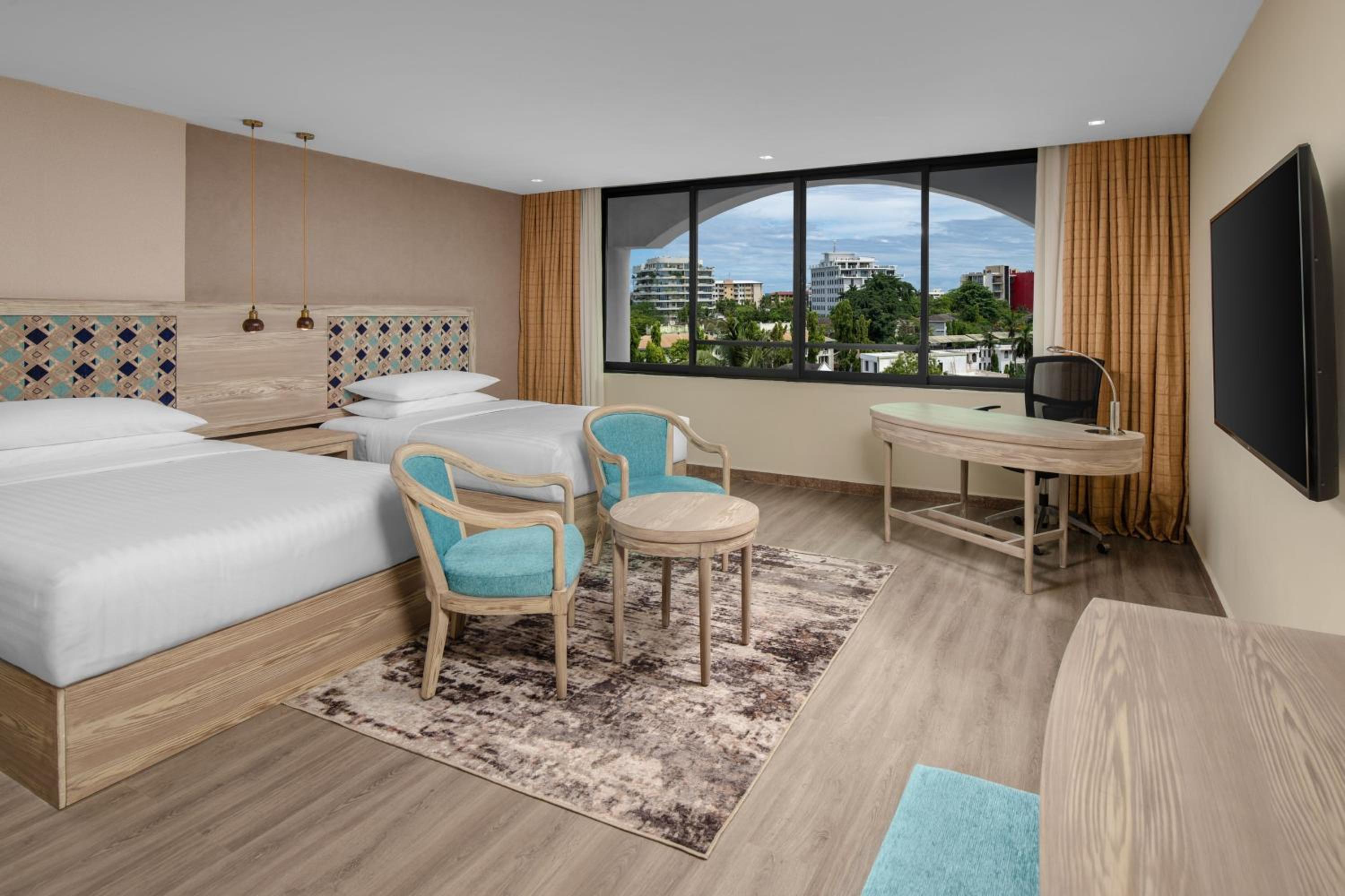 Standard Queen Room with Two Queen Beds and City View - Photo 3