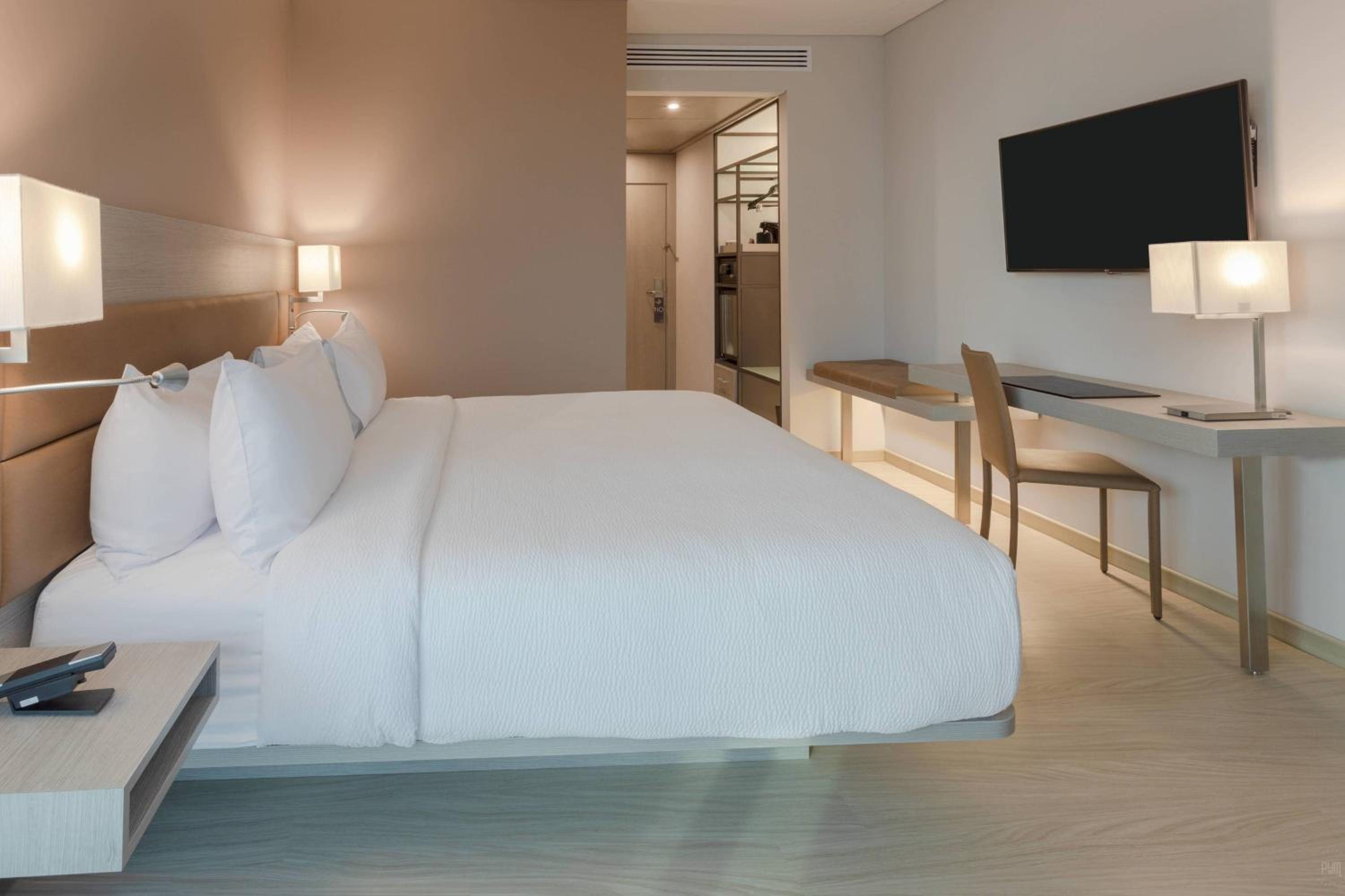Guest Room with King Bed and View photo 3
