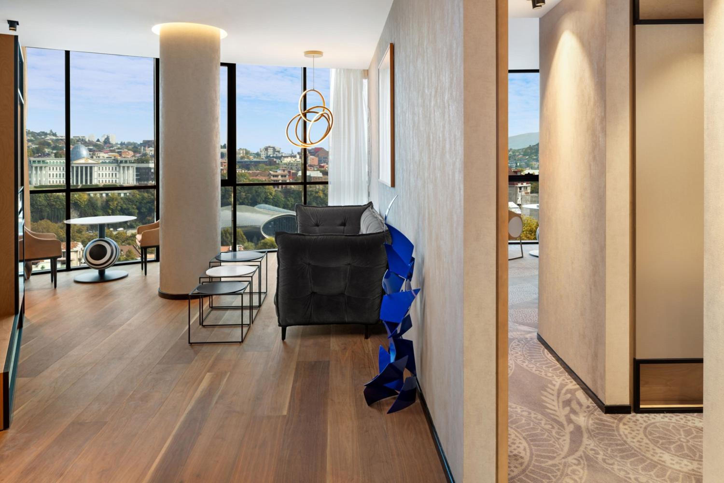 Junior King Suite with Executive Lounge Access - Photo 1