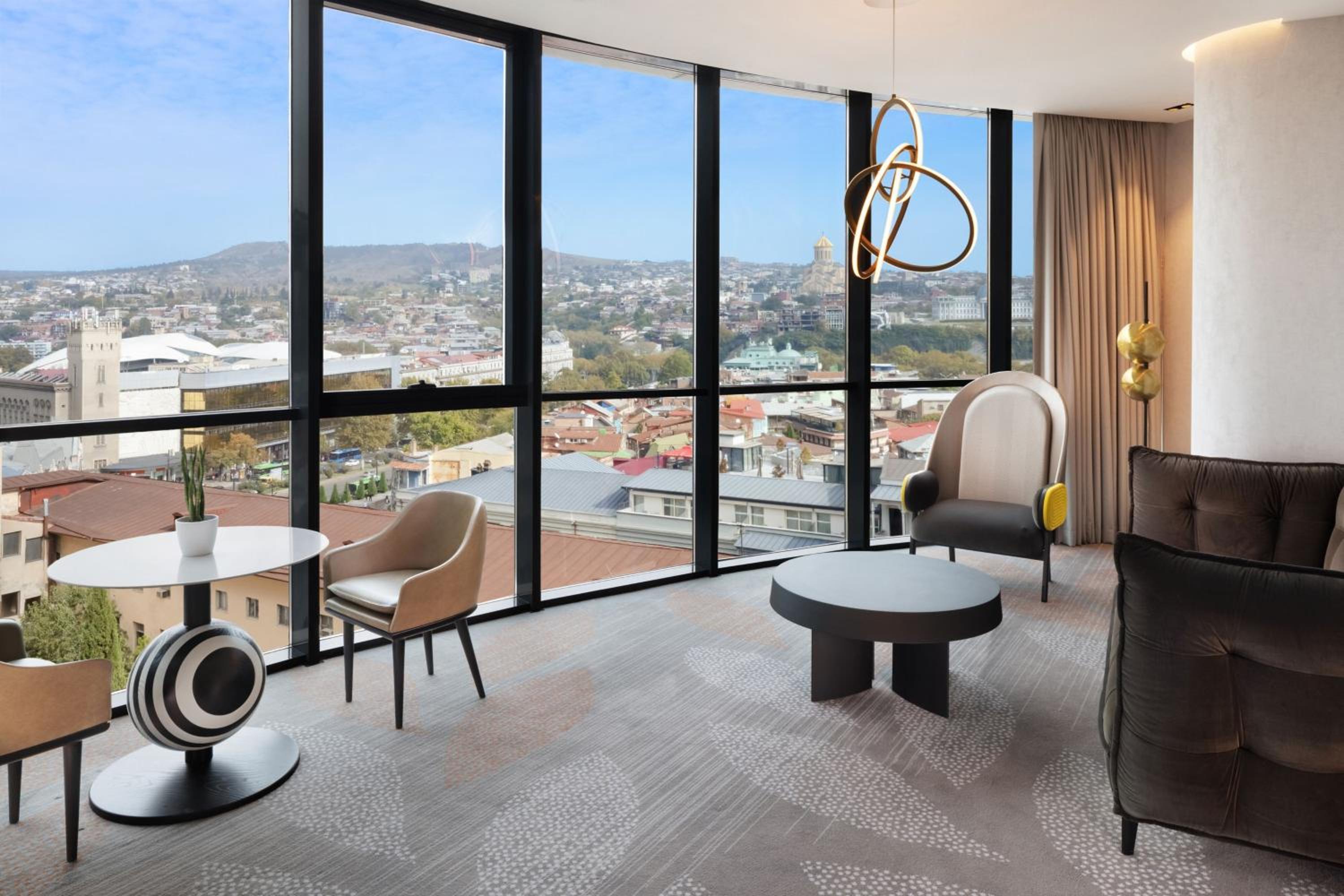 Premium One-Bedroom Suite with Executive Lounge Access - Photo 2